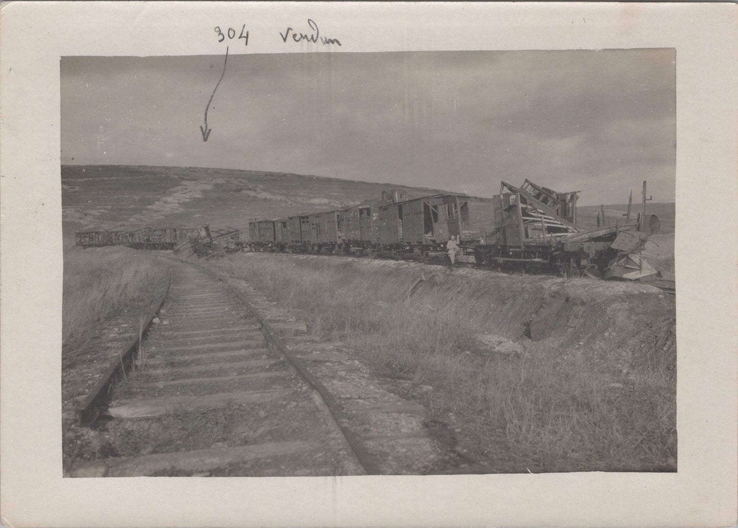 grande photo train détruit à Verdun sous la côte 304 14-18 18x13 cm
