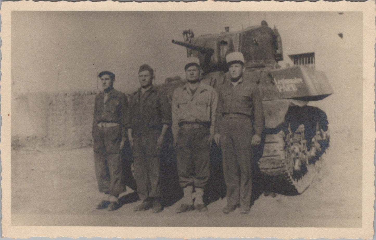 photo format CPA légionnaires du 1°REC devant char Stuart (legionnaire Pace) 1944-45