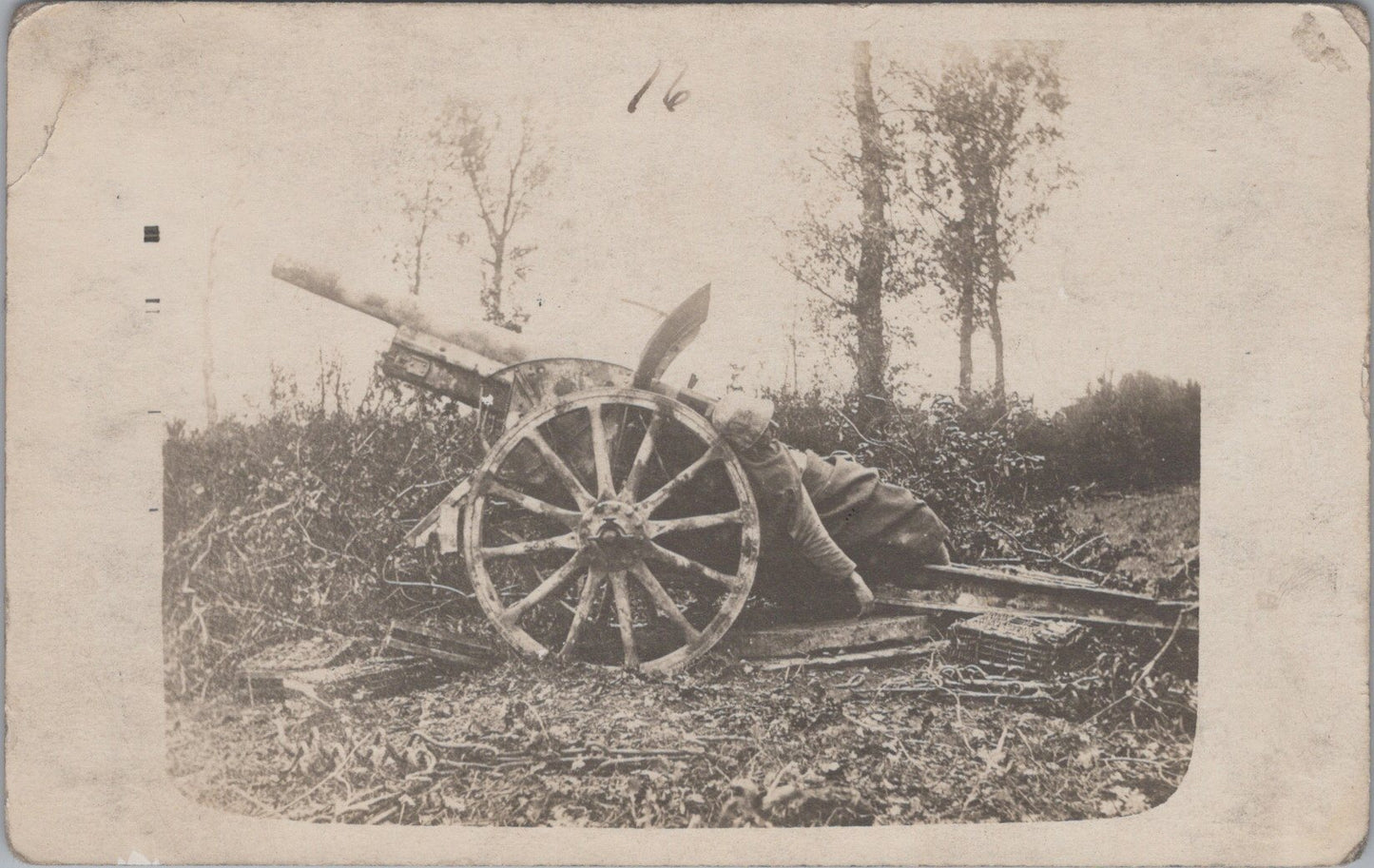 carte photo d'un soldat allemand en Stalhelm tué sur sa pièce d'artillerie