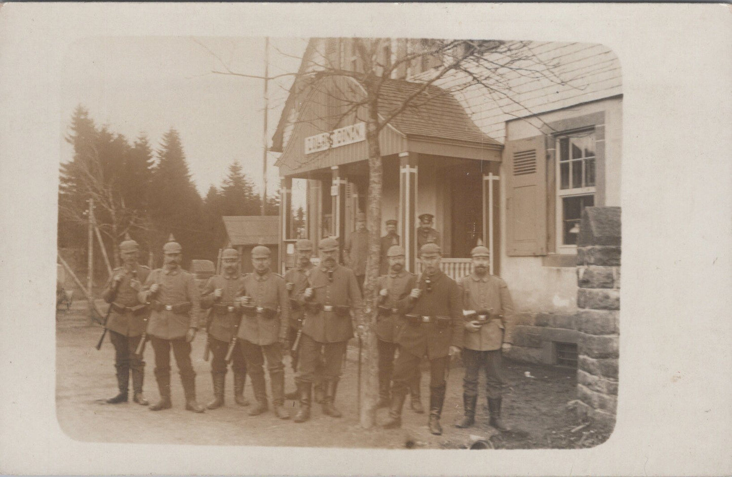carte photo soldats allemands équipés devant un bâtiment 1914-1918