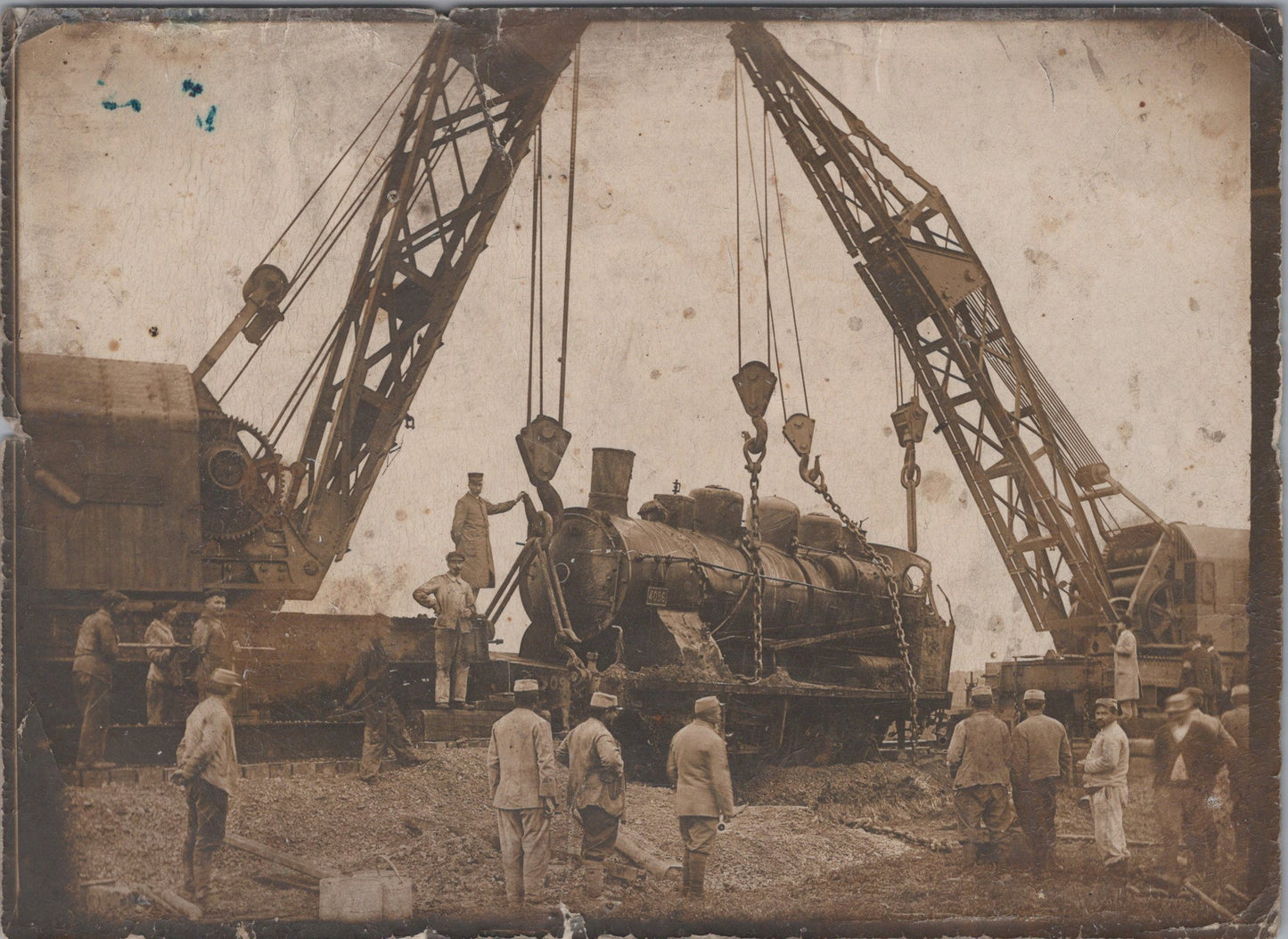 photo manutention d'une locomotive avec grues 1914-1918 18x13 cm