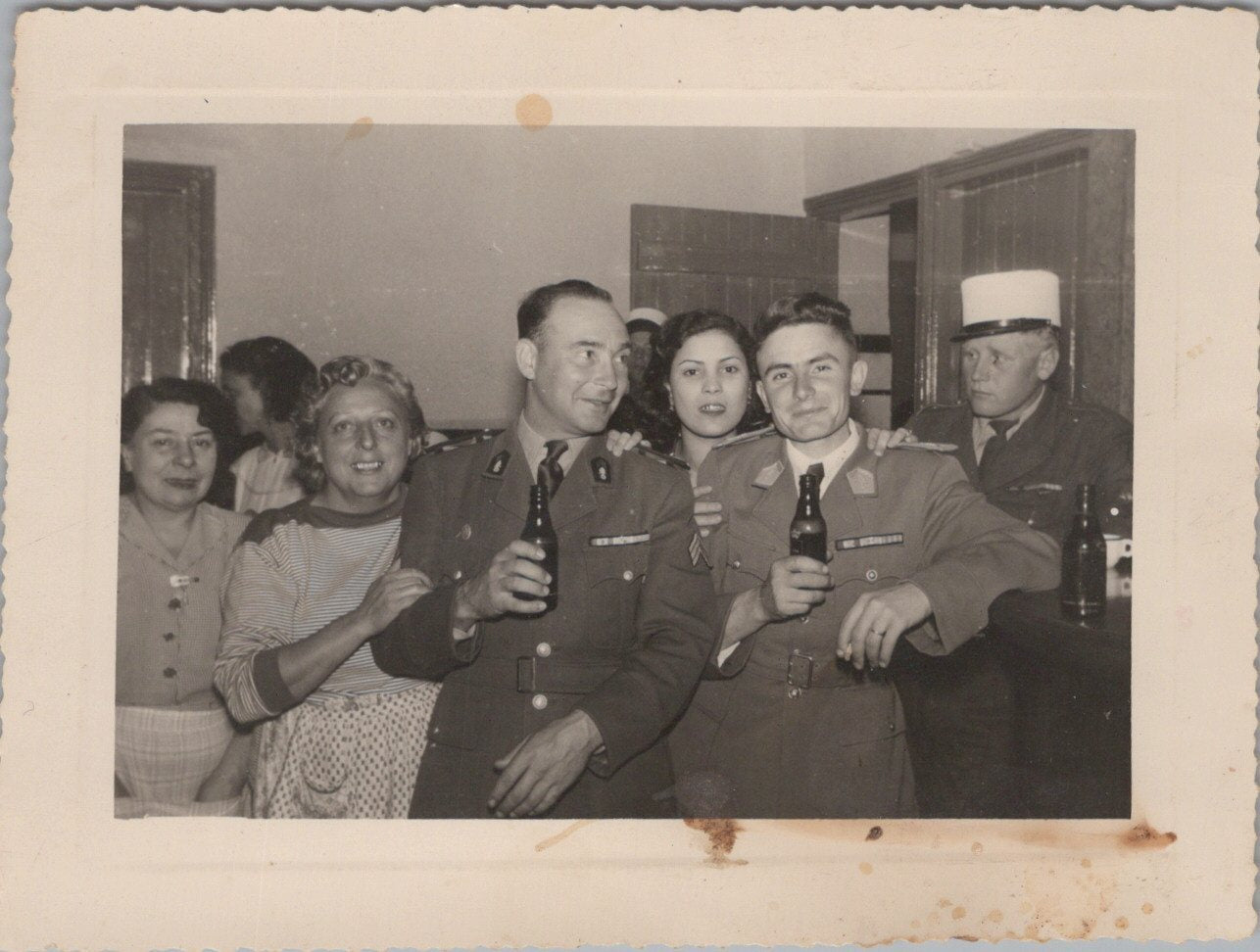 photo de legionnaires au bar en Algérie