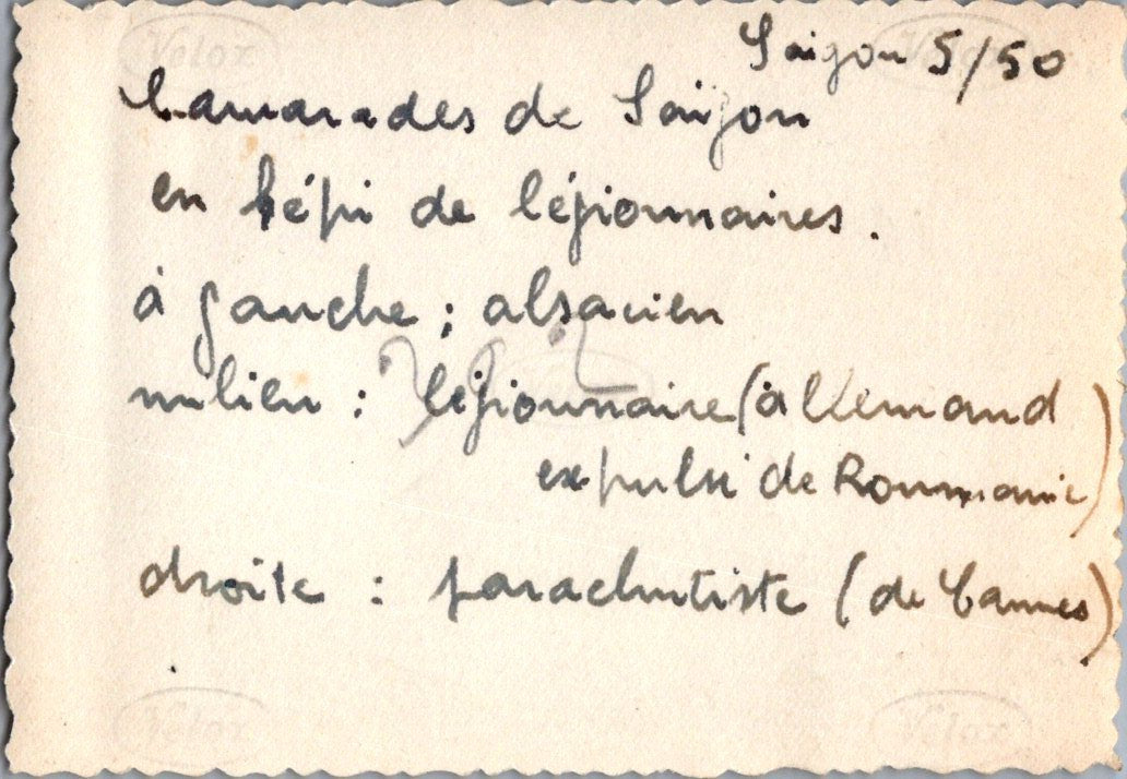 photo Indochine 3 légionnaires en képi blanc dont parachutiste 8,5 x 6 cm