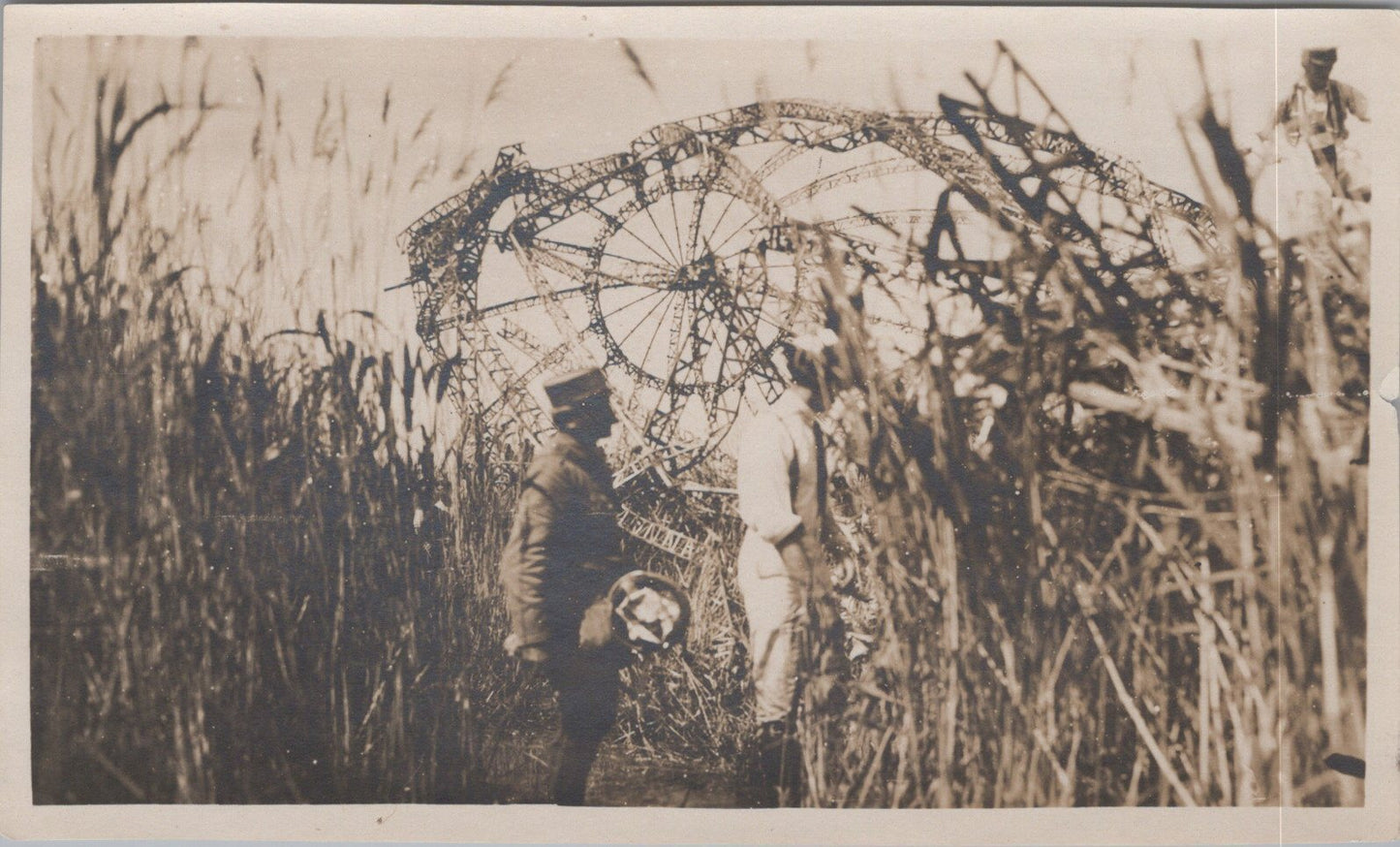 3 photos récupération des restes du zeppelin abattu à Salonique 1914-1918