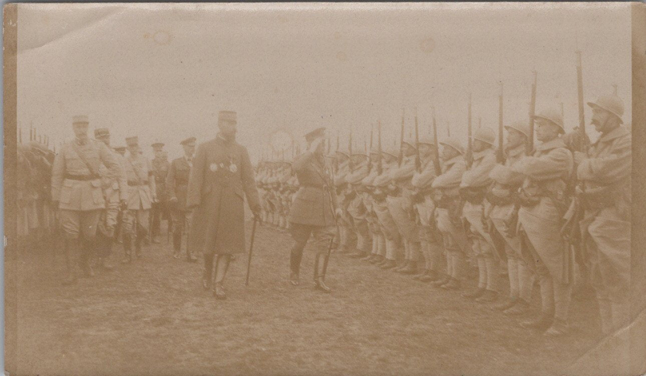 photo général Gouraud et général anglais passant des poilus en revue 11 x 6,5 cm