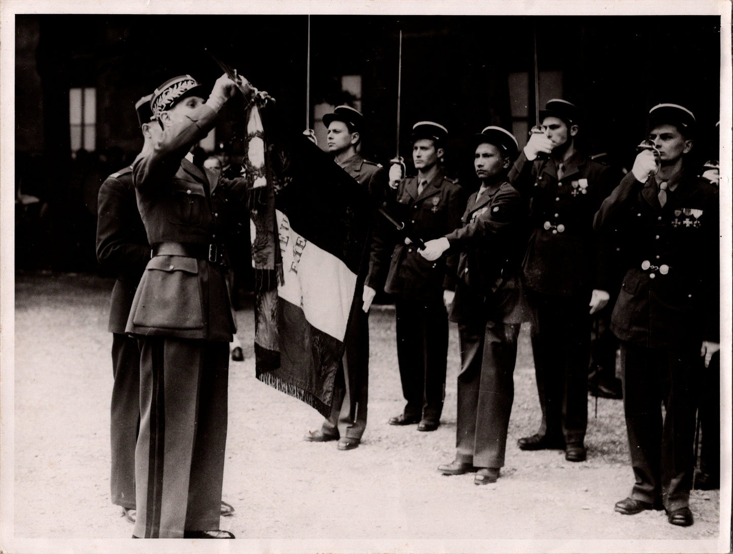 grande photo remise de médaille au drapeau de l'école du service de santé vers 1945 24x18 cm