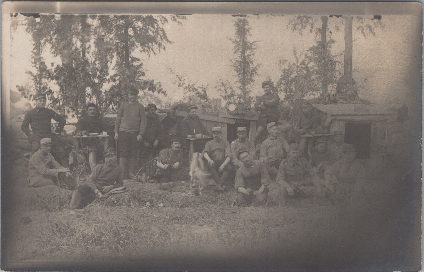 cartes photo de poilus devant des abris 1915