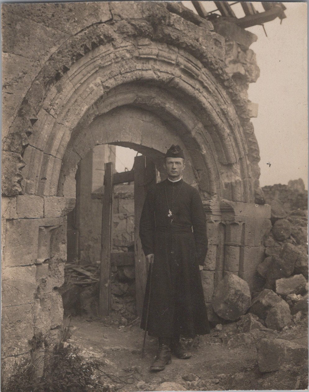 photo d'un aumônier militaire devant une ruine 11x9 cm