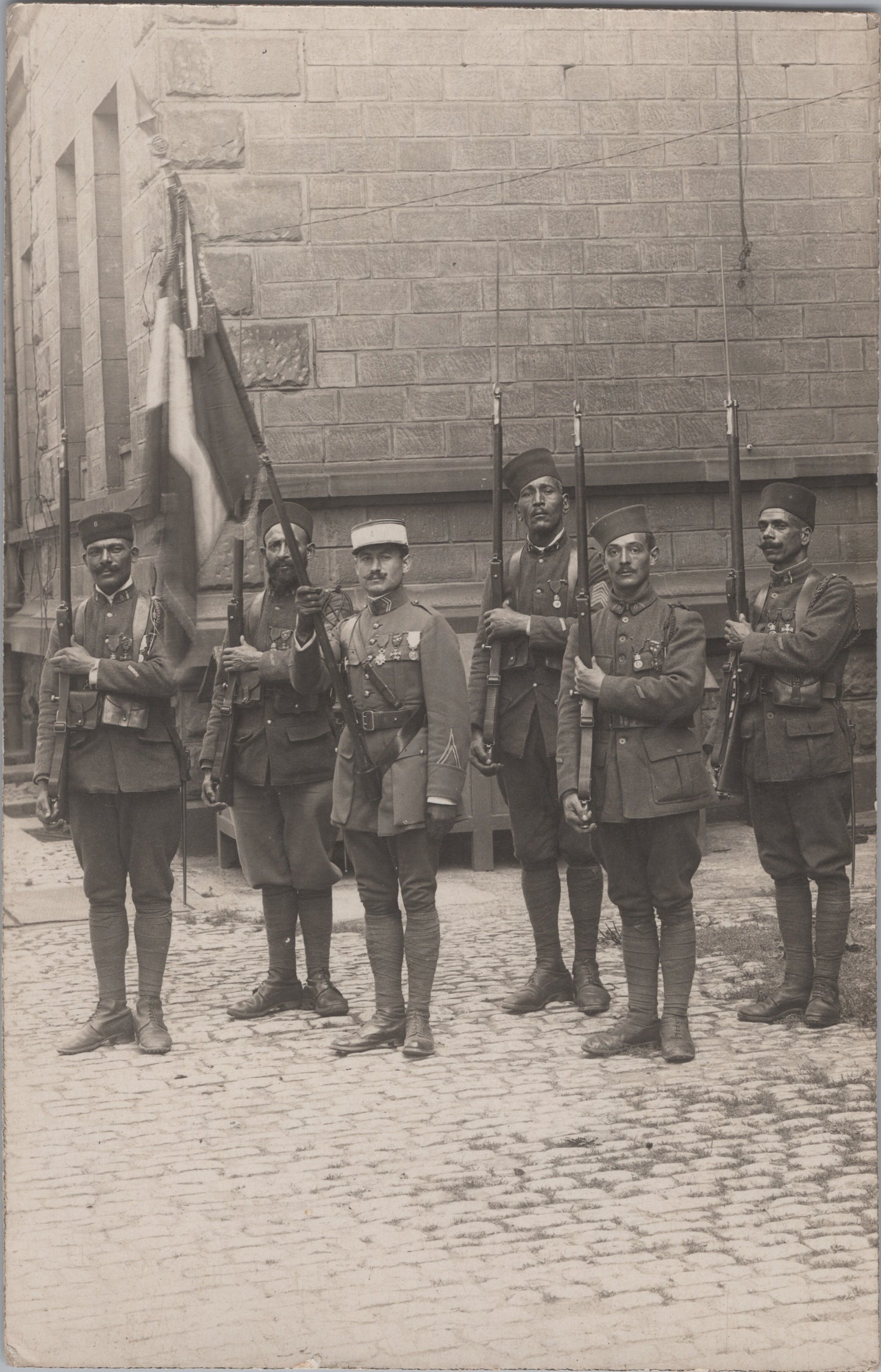 carte photo garde au drapeau du 8° tirailleurs tunisiens 1918-19