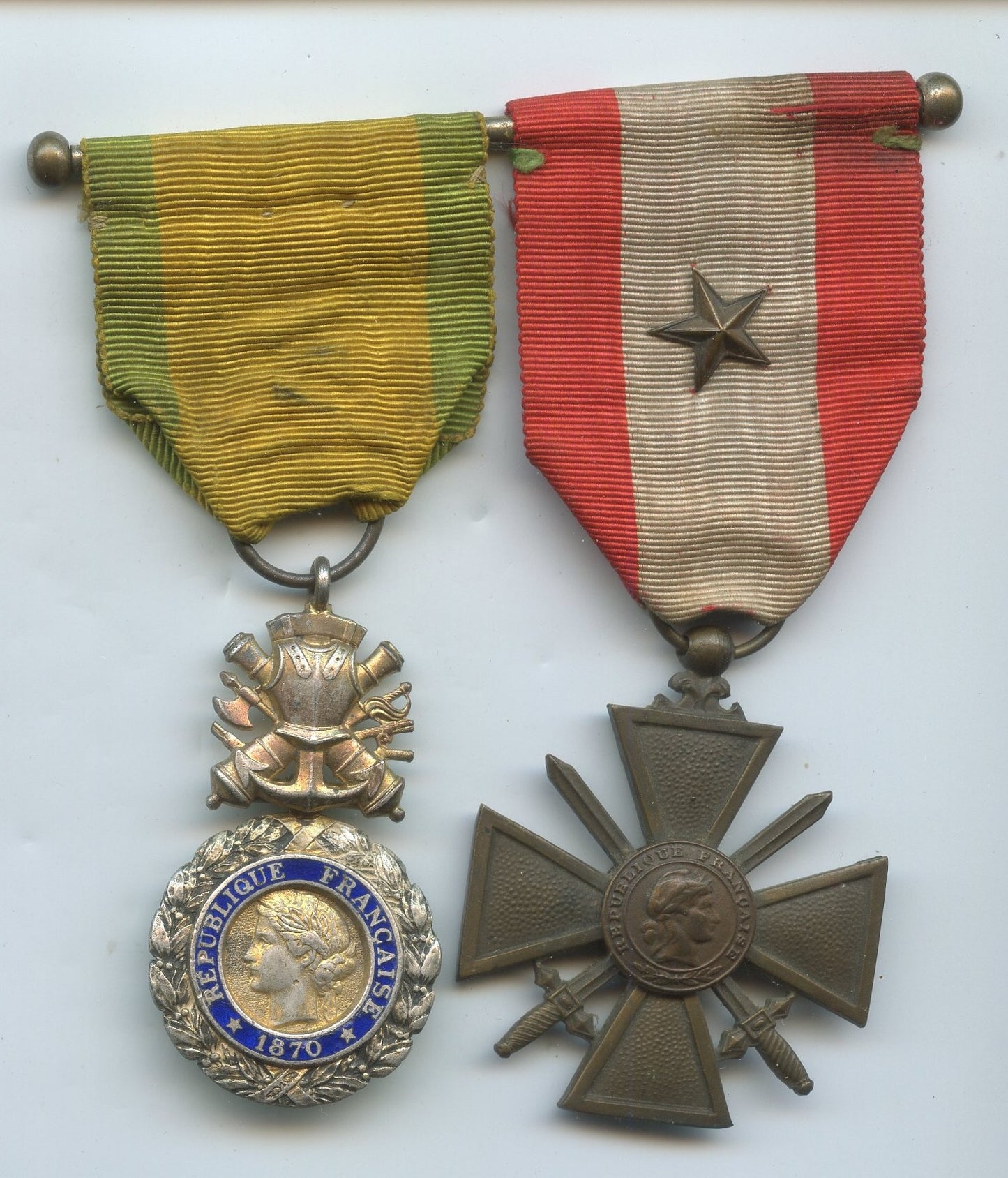 ensemble 2 médailles : médaille militaire et croix de guerre TOE montées sur attache à boules