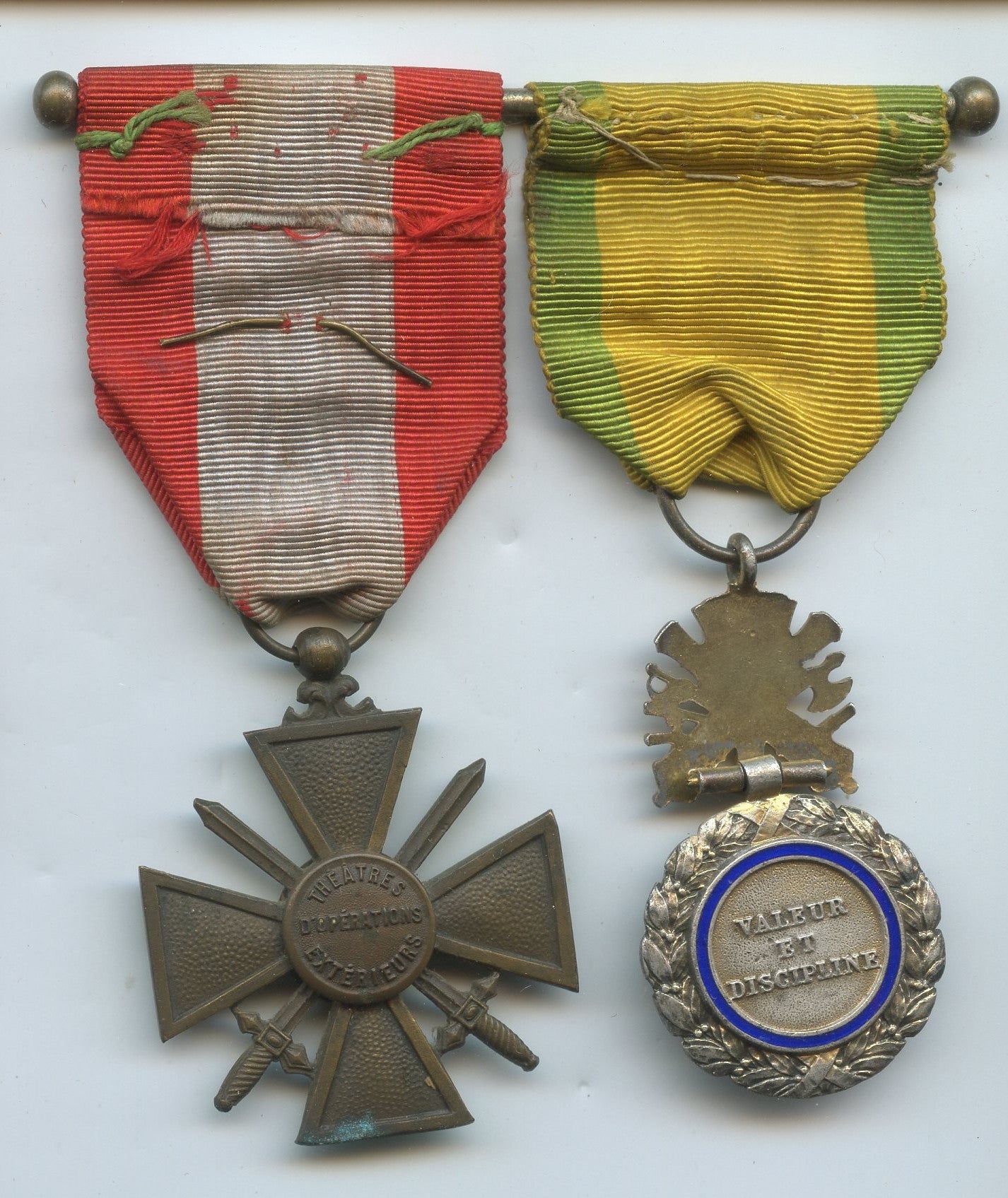 ensemble 2 médailles : médaille militaire et croix de guerre TOE montées sur attache à boules