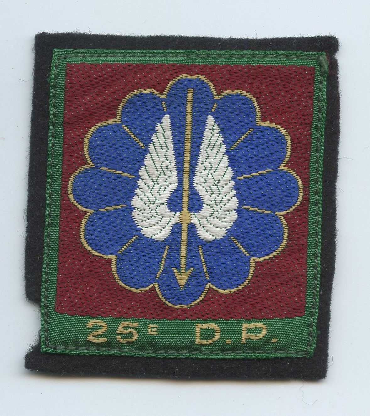 insigne tissu de la 25° division aéroportée, parachutistes en Algérie, monté sur tissu noir, sans crochets