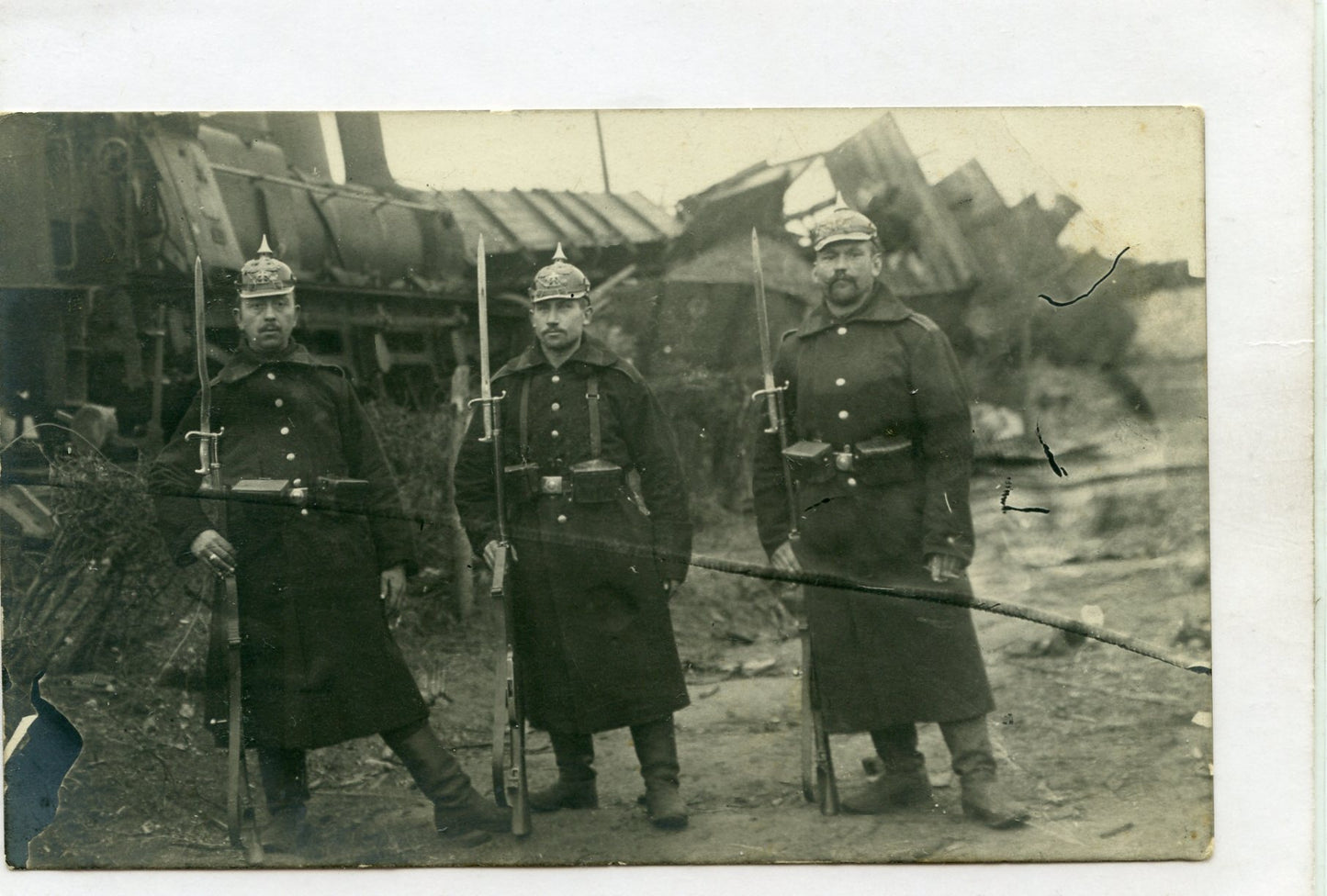 carte photo de soldats prussiens de réserve casques, Mausers 1888 1914-1918