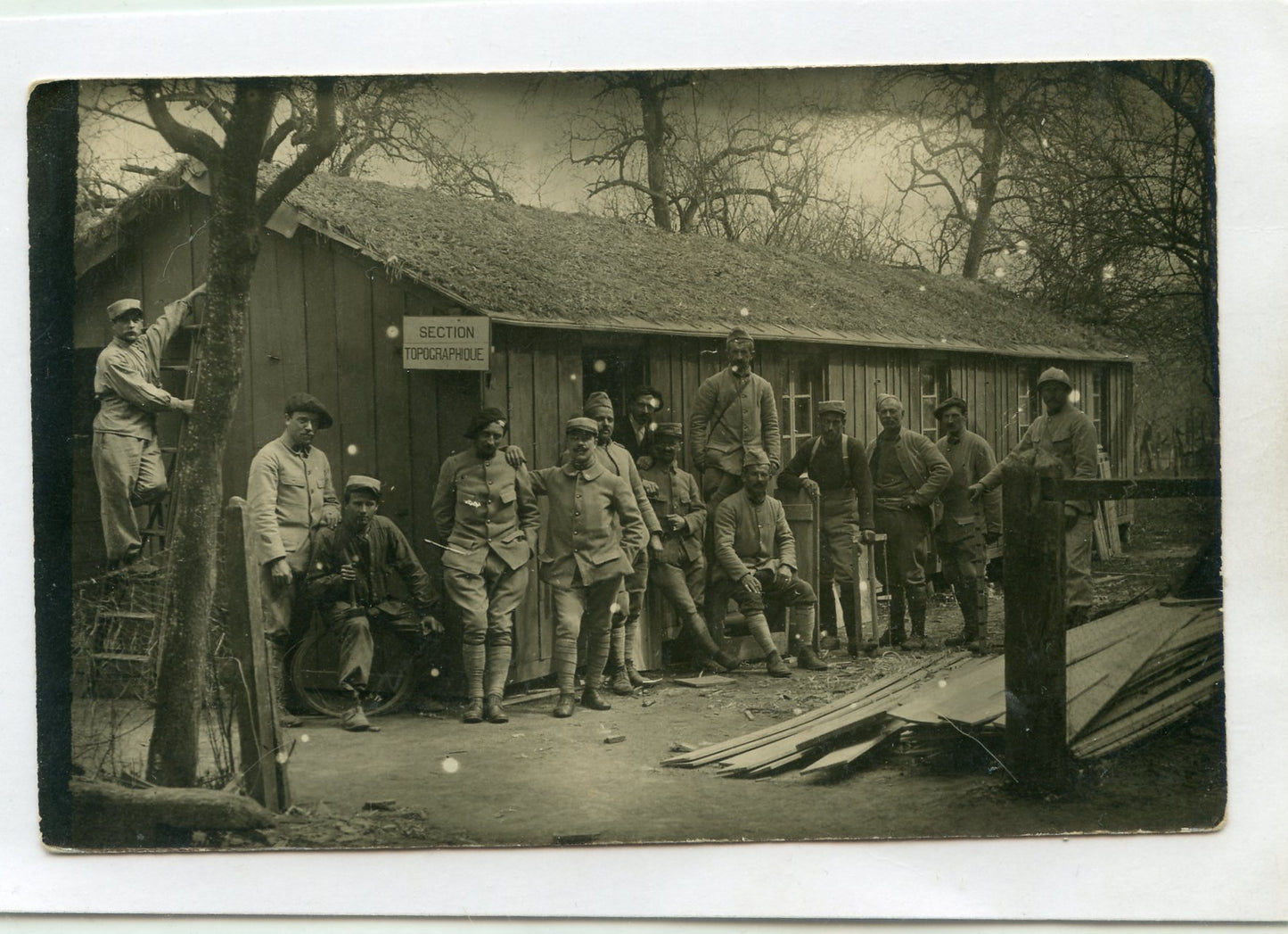 carte photo soldats français section topographique devant une baraque 1914-1918