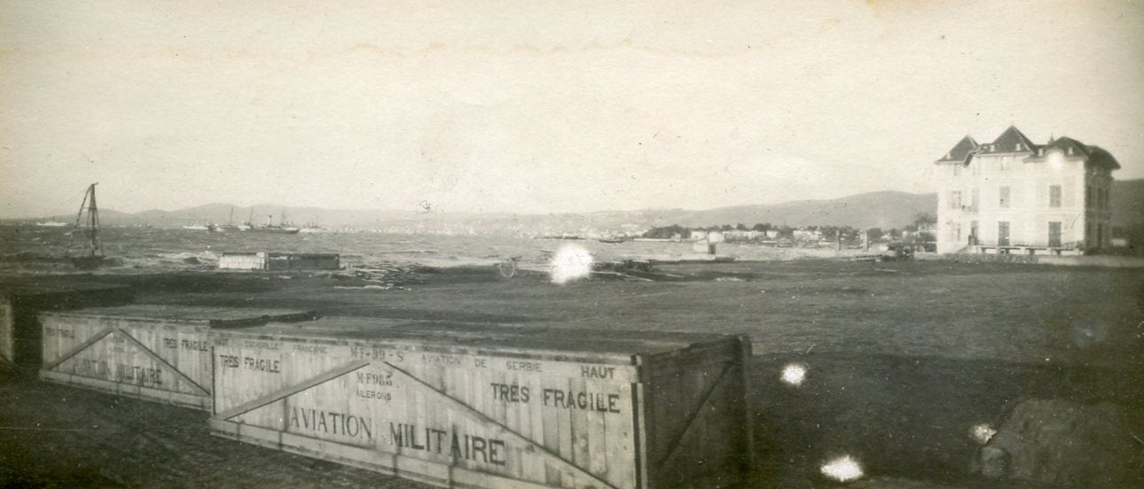 photo camp d'aviation Français Salonique avec caisse de transport d'avion 11x5 cm 1914-1918