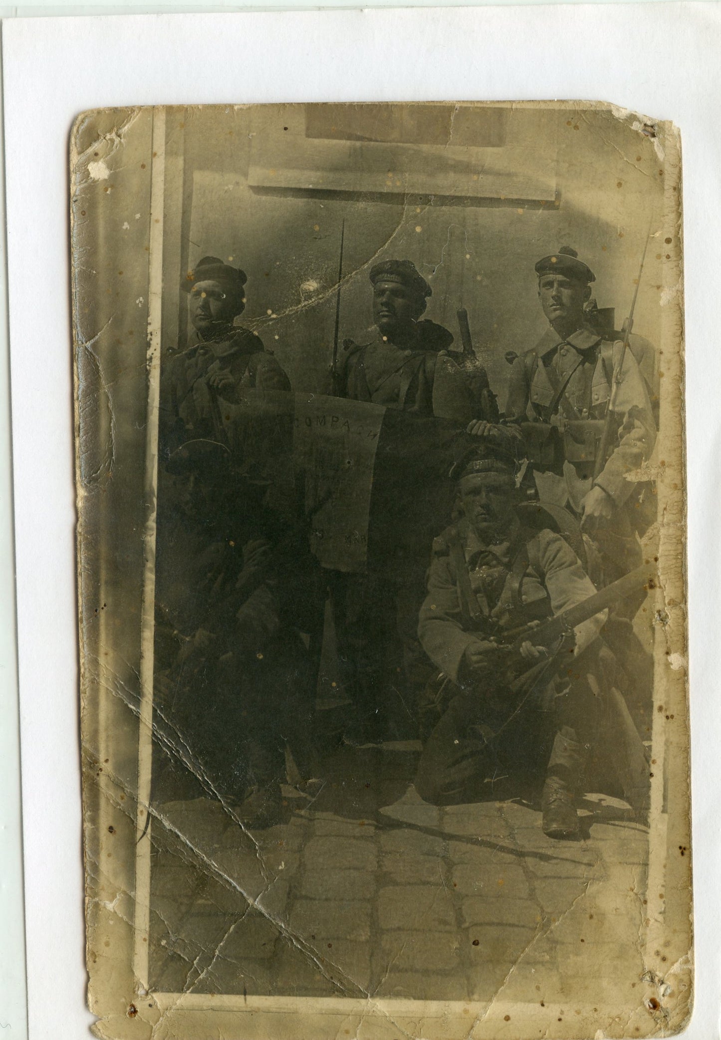 carte photo fusiliers marins en tenue de campagne 1914-1918, avec drapeau