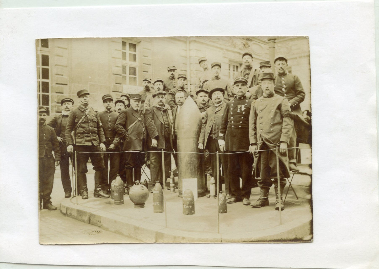 photos soldats français devant obus allemands 1914 110x85 mm