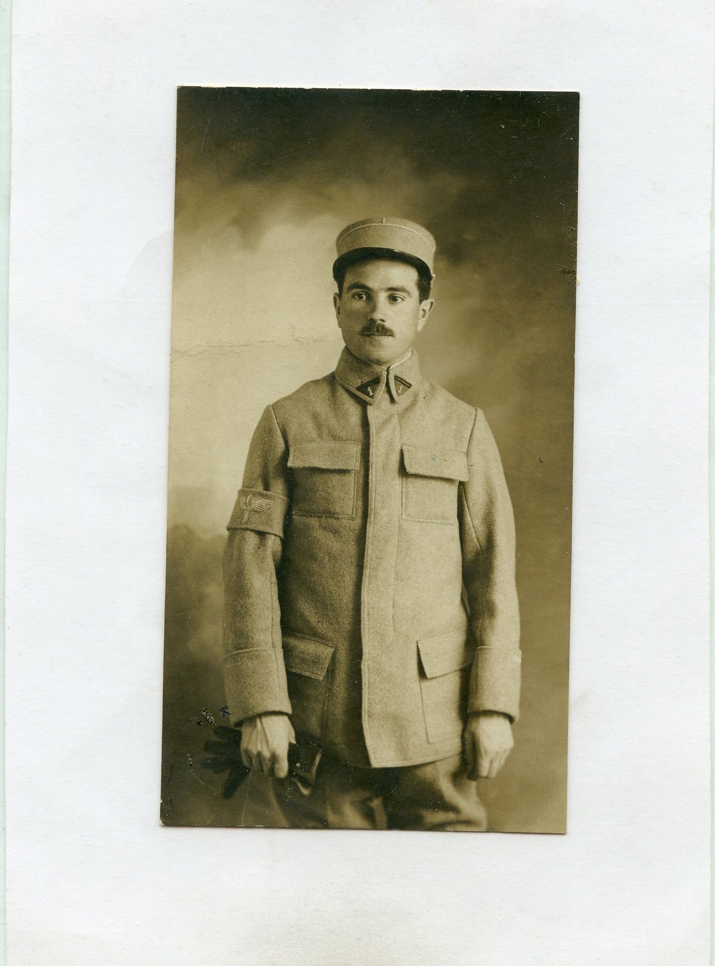 photo d'un aviateur avec brassard aviation 1914-1918 11x6 cm