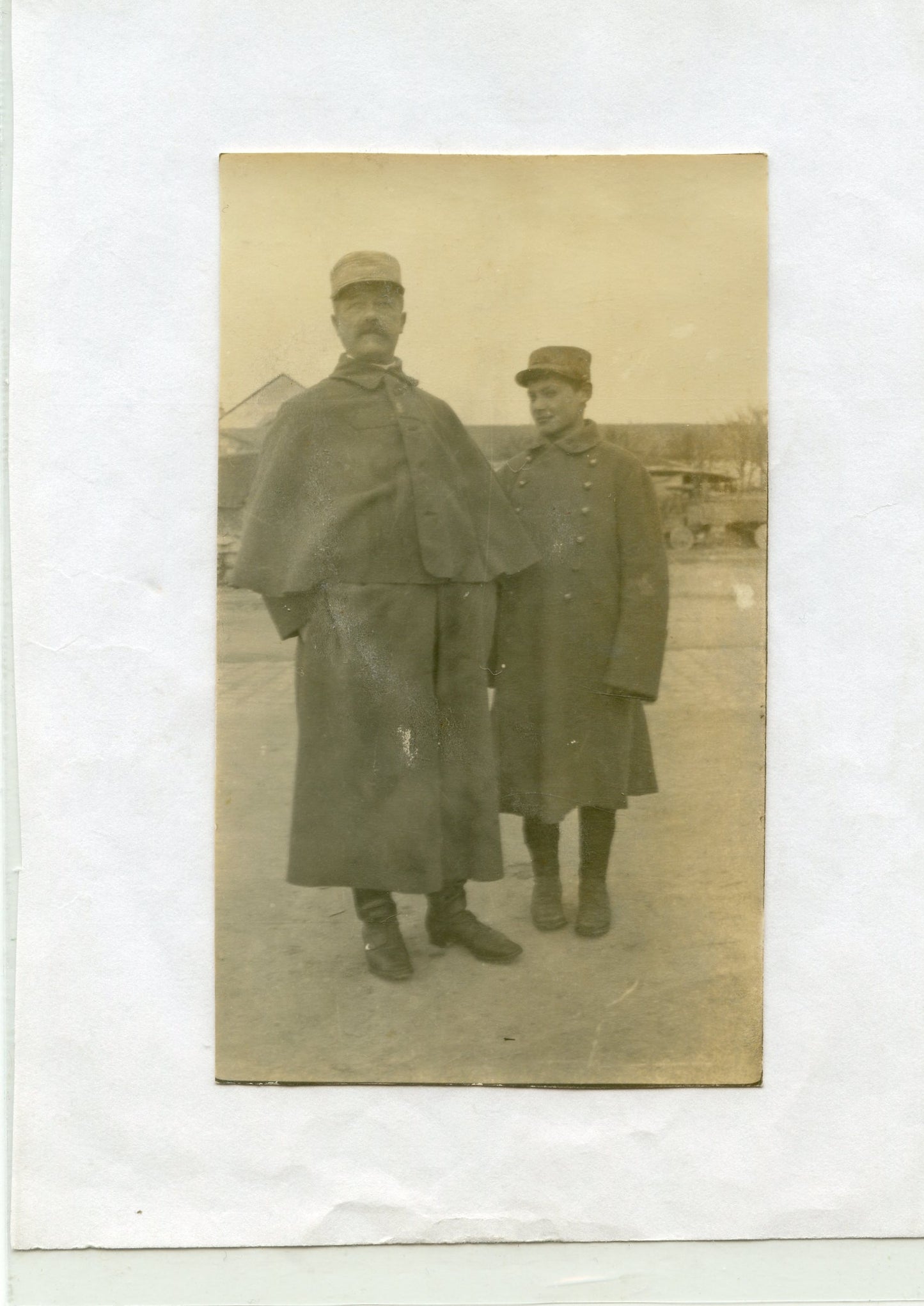 photo officier du 44°RAC avec soldat de 15 ans 1914-15 110x65mm