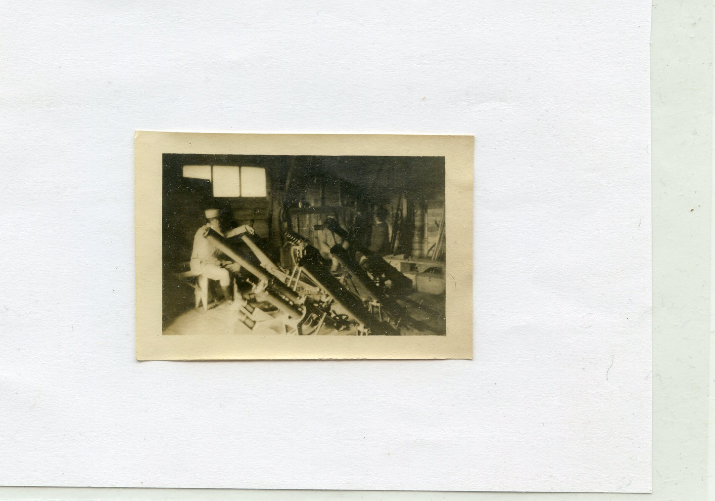 photo d'un poilu avec différents mortiers de tranchée, crapouillots 7x5 cm