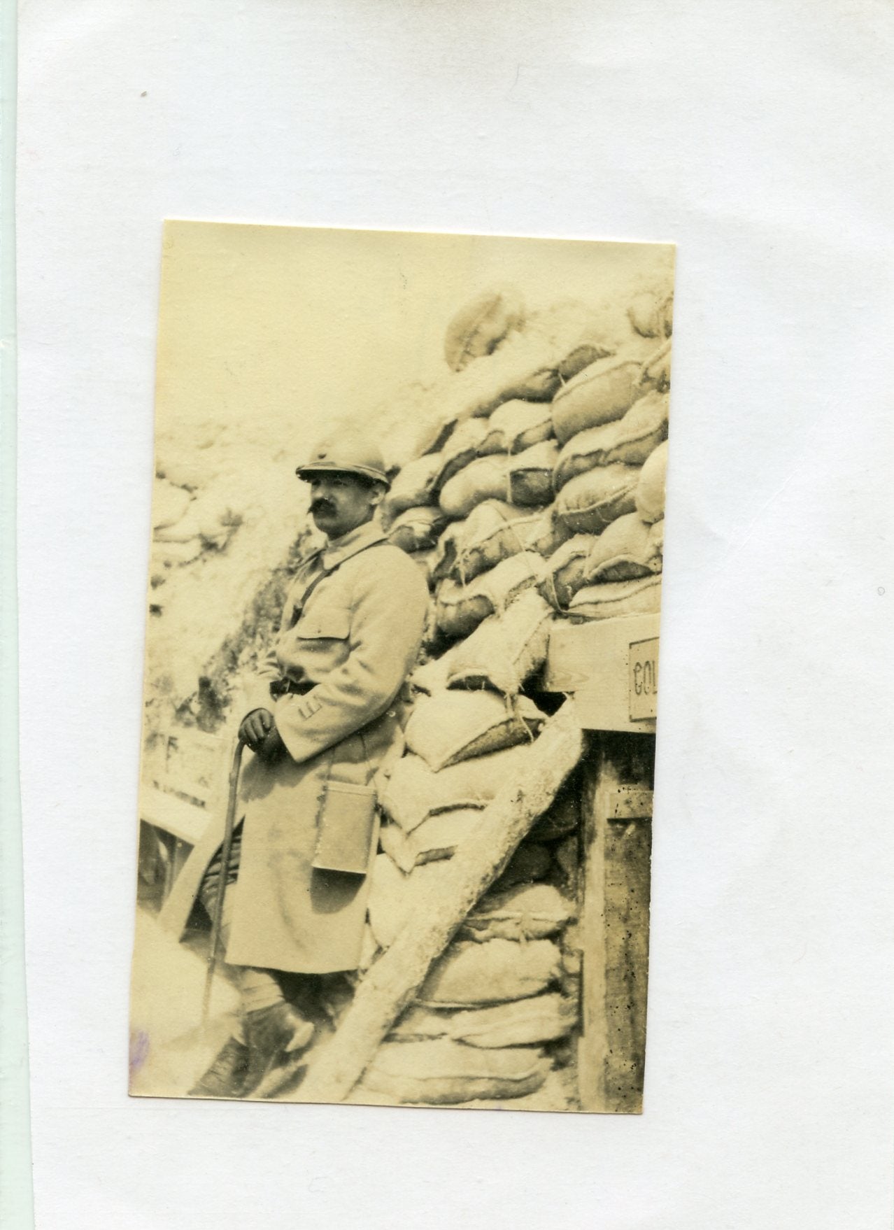 photo officier dans une tranchée à Verdun masque M2, 44°RAC, aout 1916 10,5x6 cm