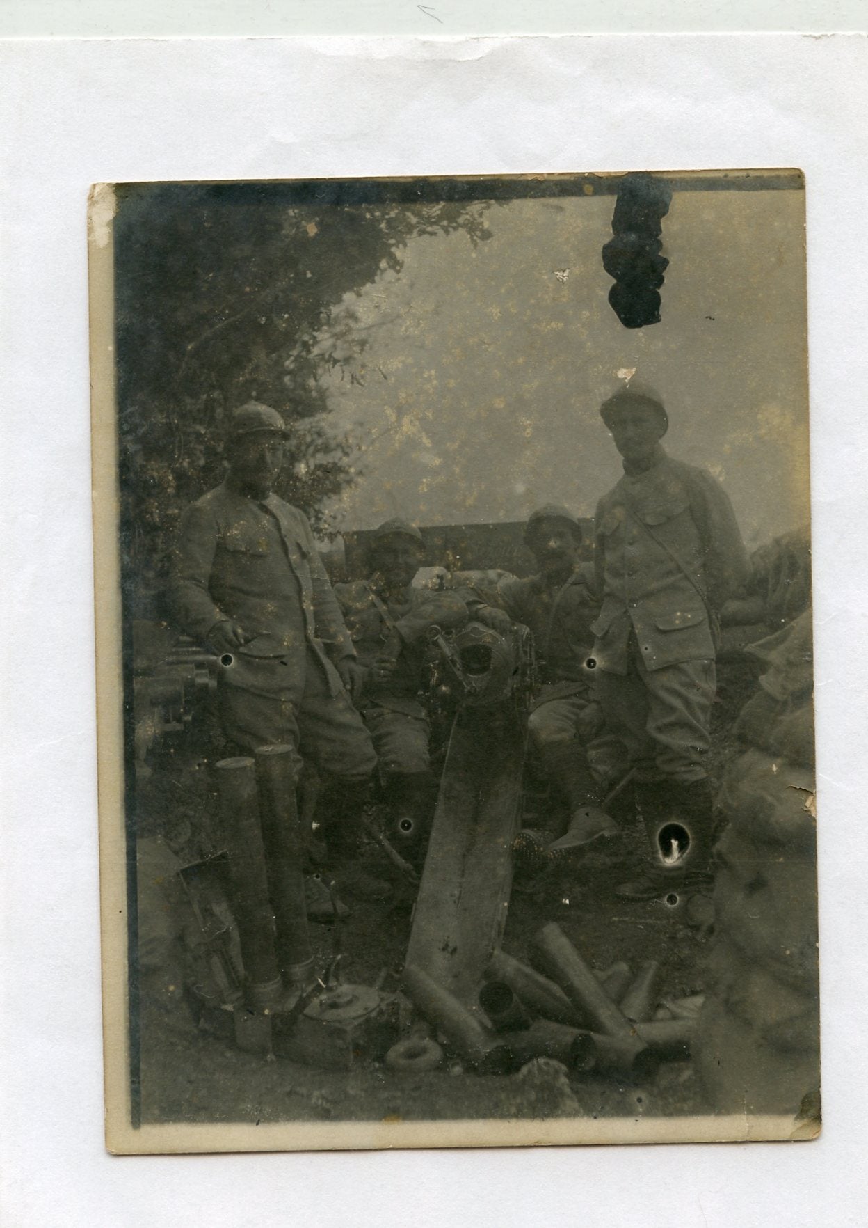 belle photo artilleurs avec canon de 75 français fort de Souville Verdun Juillet 1916 11x9 cm