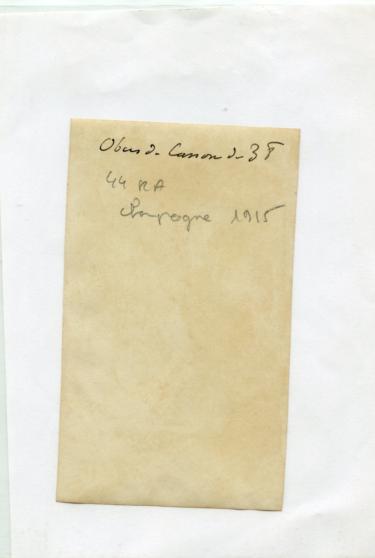photo d'un artilleur français avec deux obus de 37 dans les mains 44°RAC Champagne 1915 10,5x6,5 cm