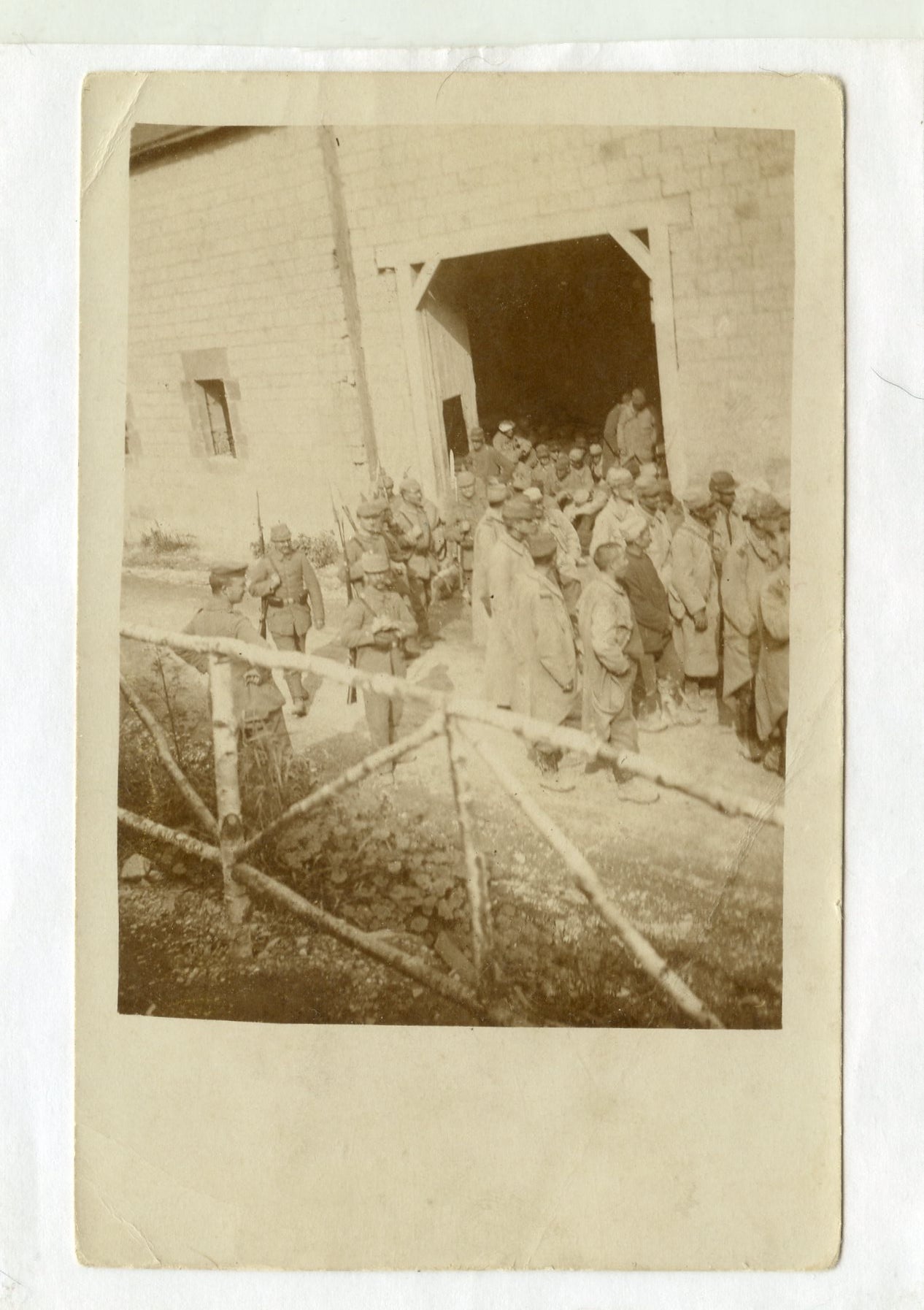carte photo de prisonniers français avec leurs gardiens allemands 1914-1918