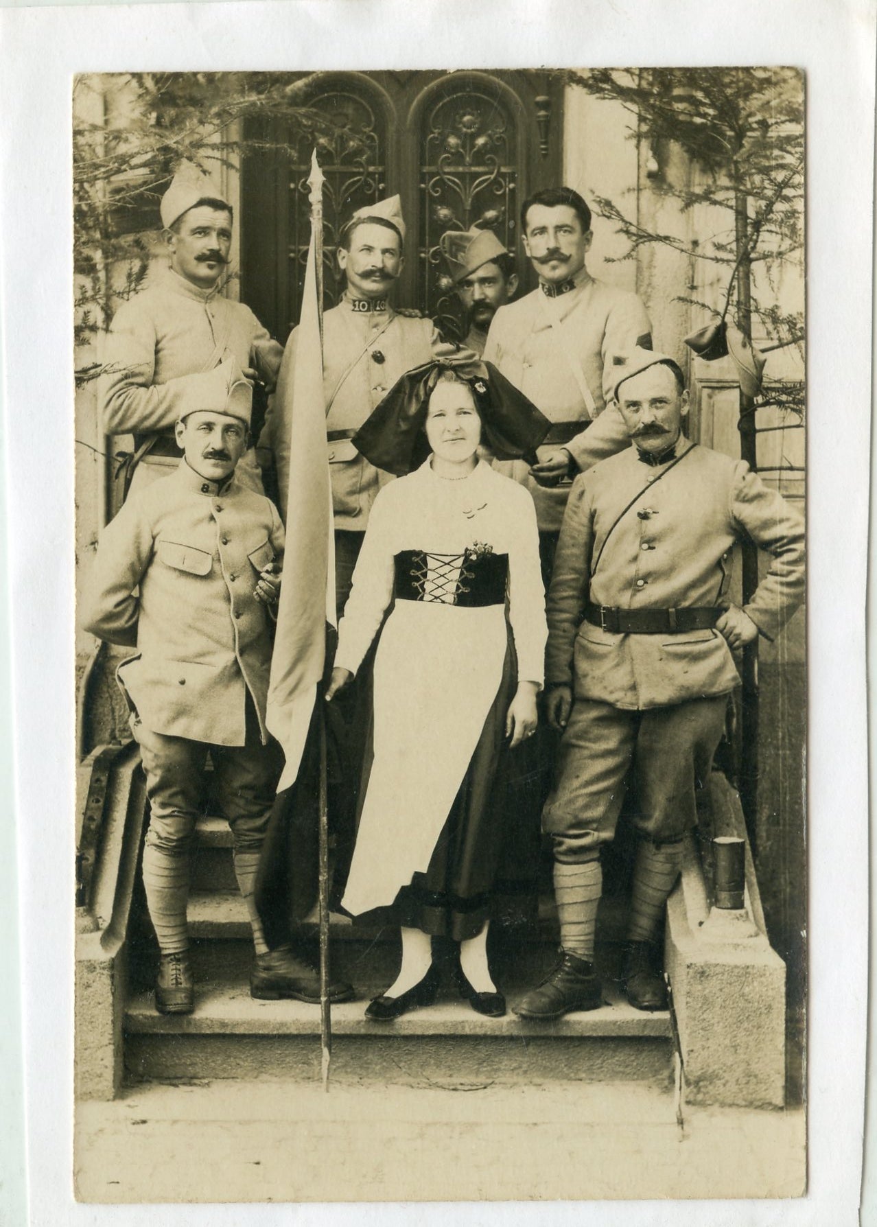 carte photo soldats français avec alsacienne 1917