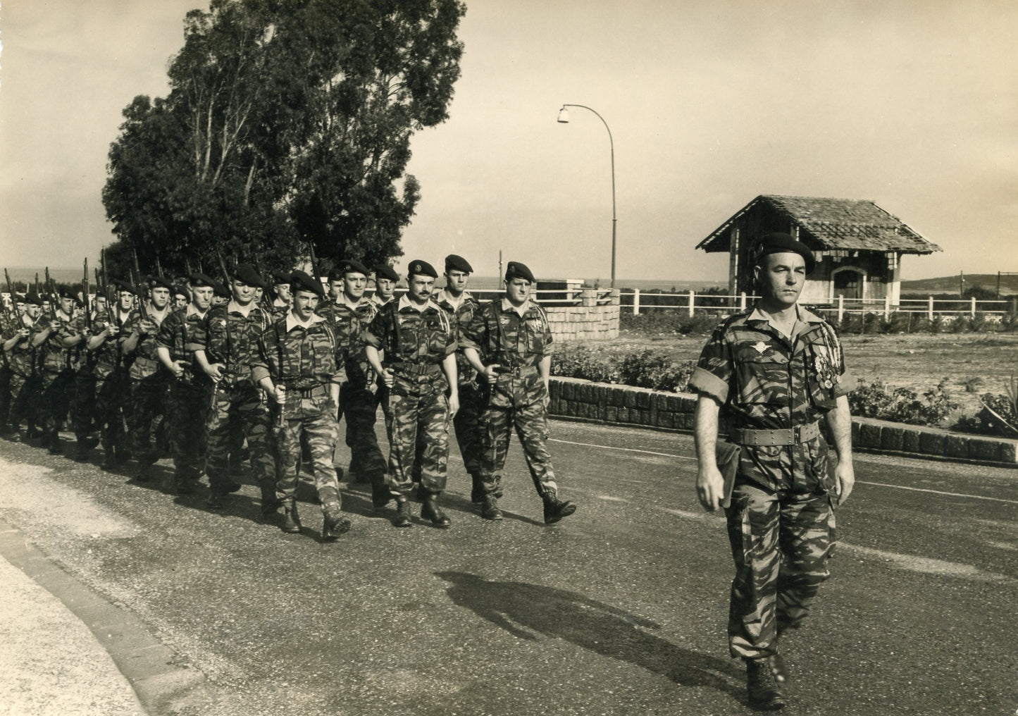 grande photo défilé de parachutistes en tenue camouflé photographe de Calvi 17x12 cm 2