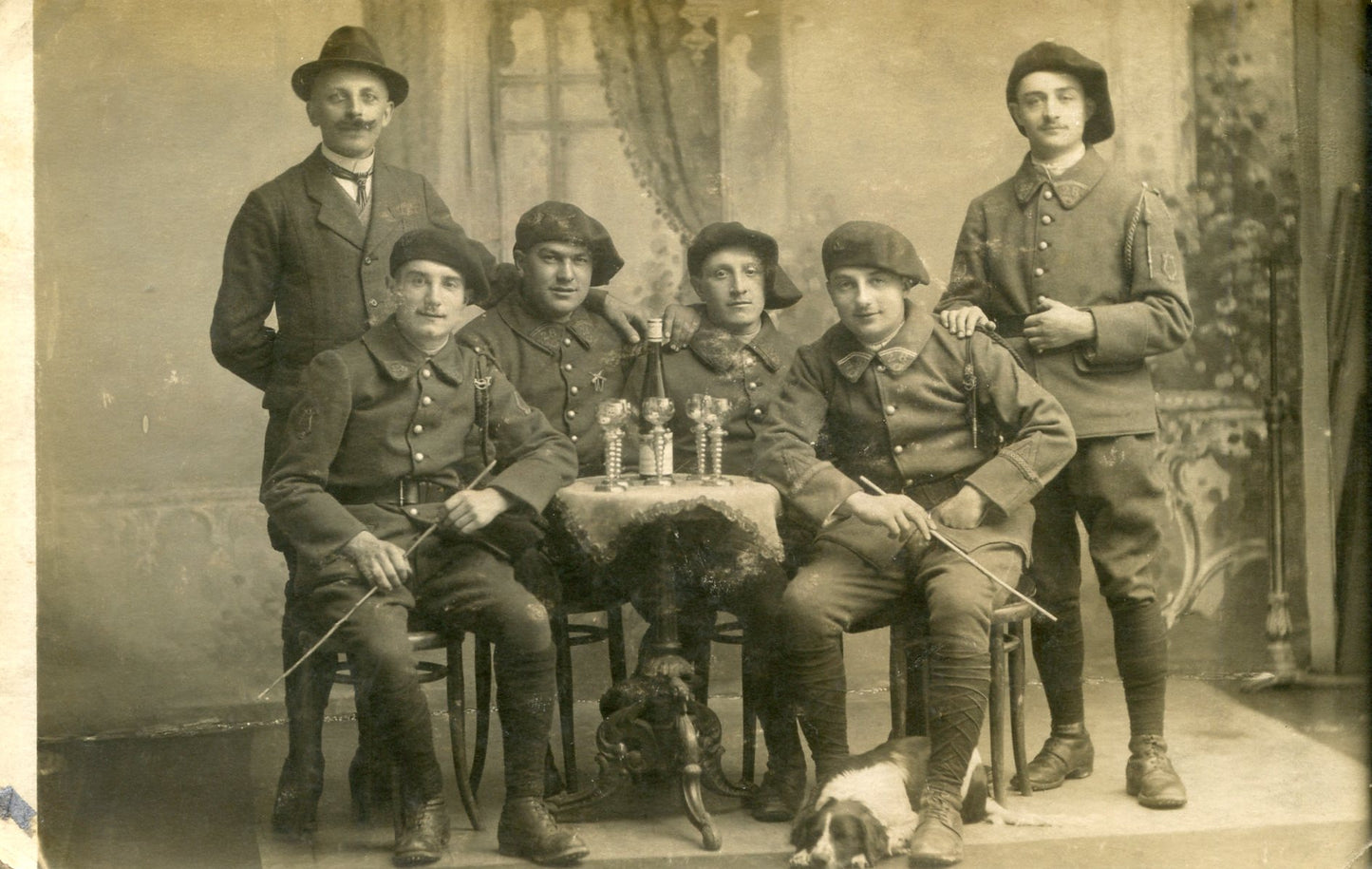 carte photo de chasseurs du 28°BCA avec insignes années 20