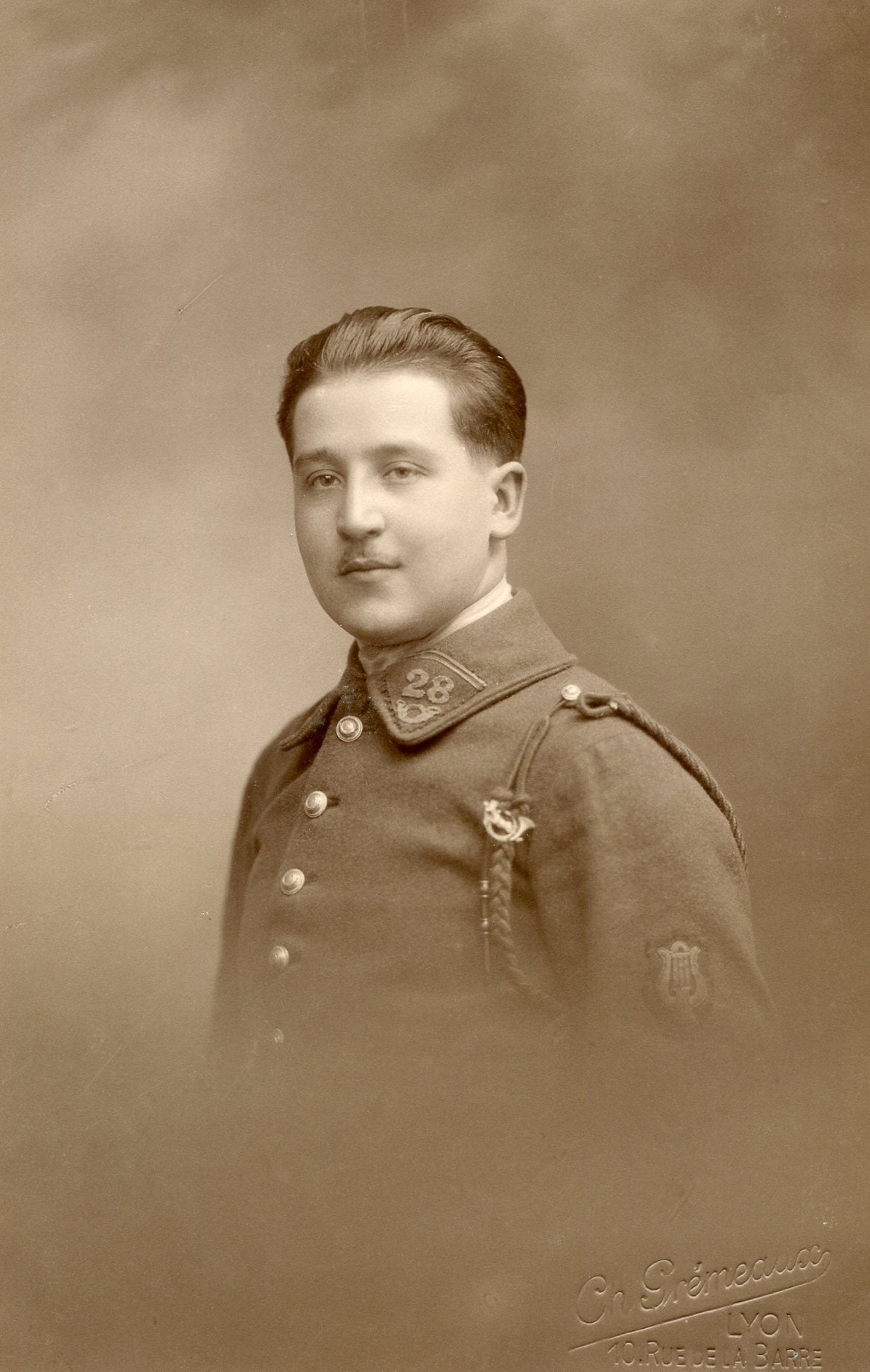 carte photo d'un chasseur du 28°BCA avec insigne en 1923