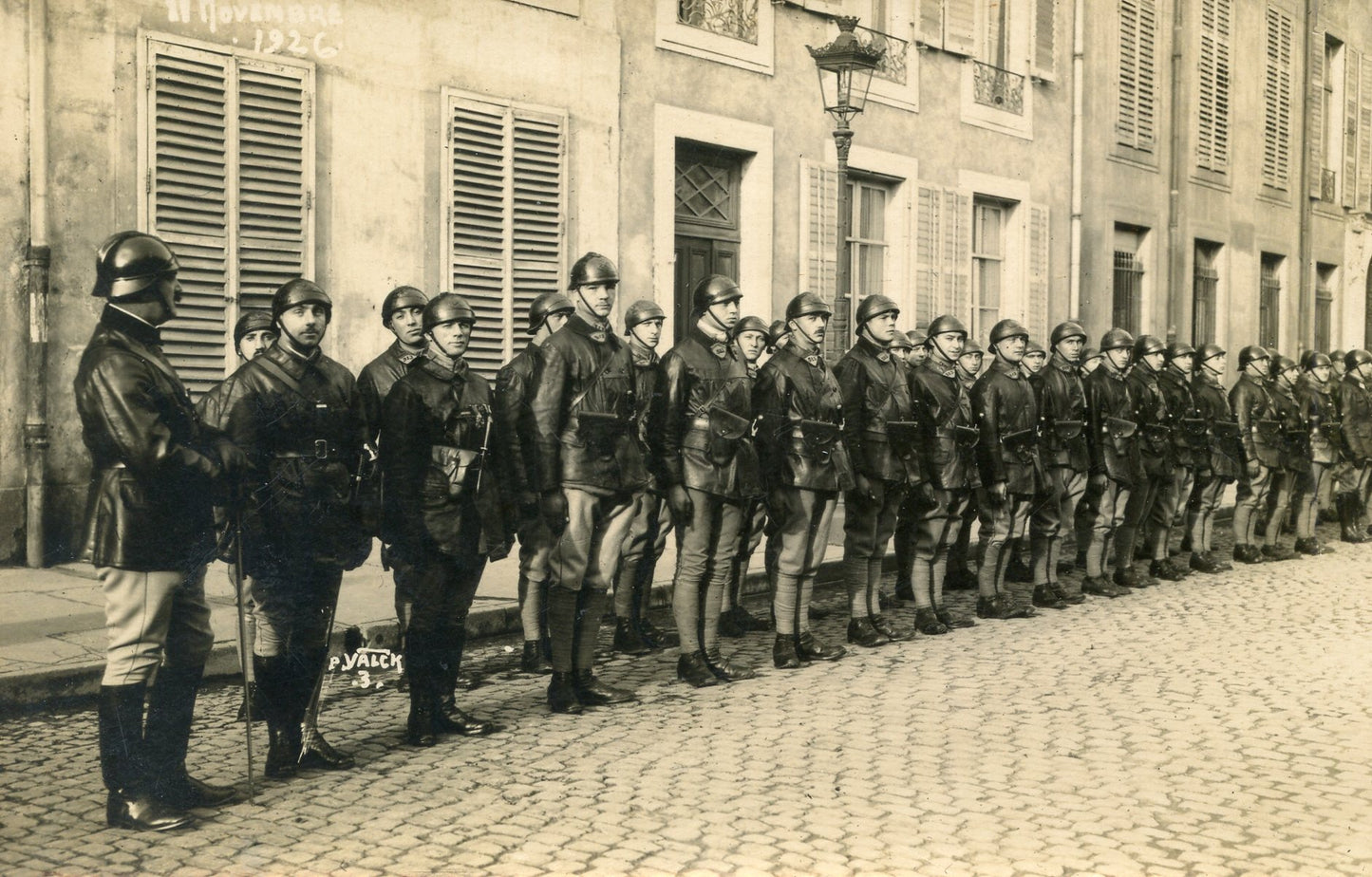 photo de tankistes du 513° régiment de chars de combat Nancy équipés avec casques années 20