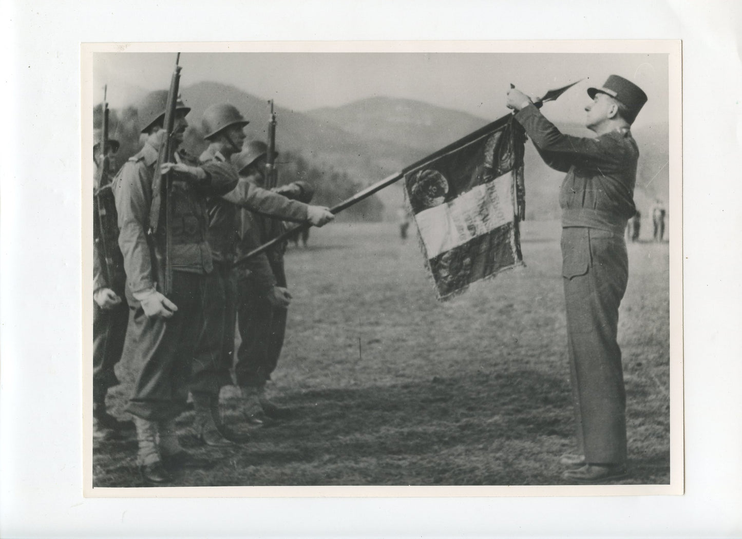 grande photo remise de fourragère par le général de Lattre à l'étendard du 2° régiment de dragons 1945 24x18 cm