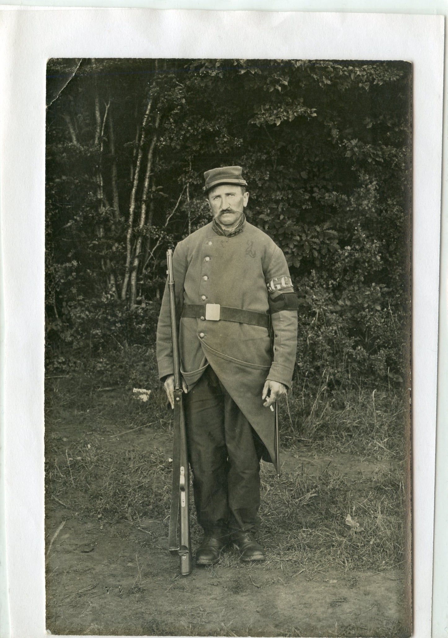 carte photo d'un territorial des gardes voies équipé du fusil gras , brassard 1914-18