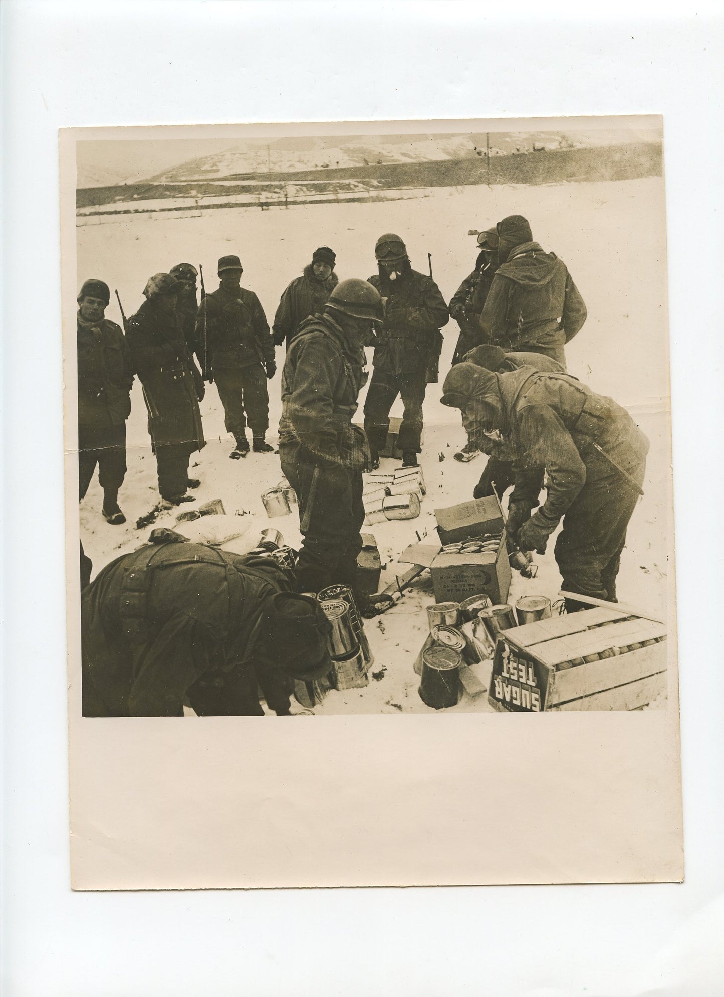 grande photo ravitaillement des soldats du bataillon français de Corée années 50 24x18 cm