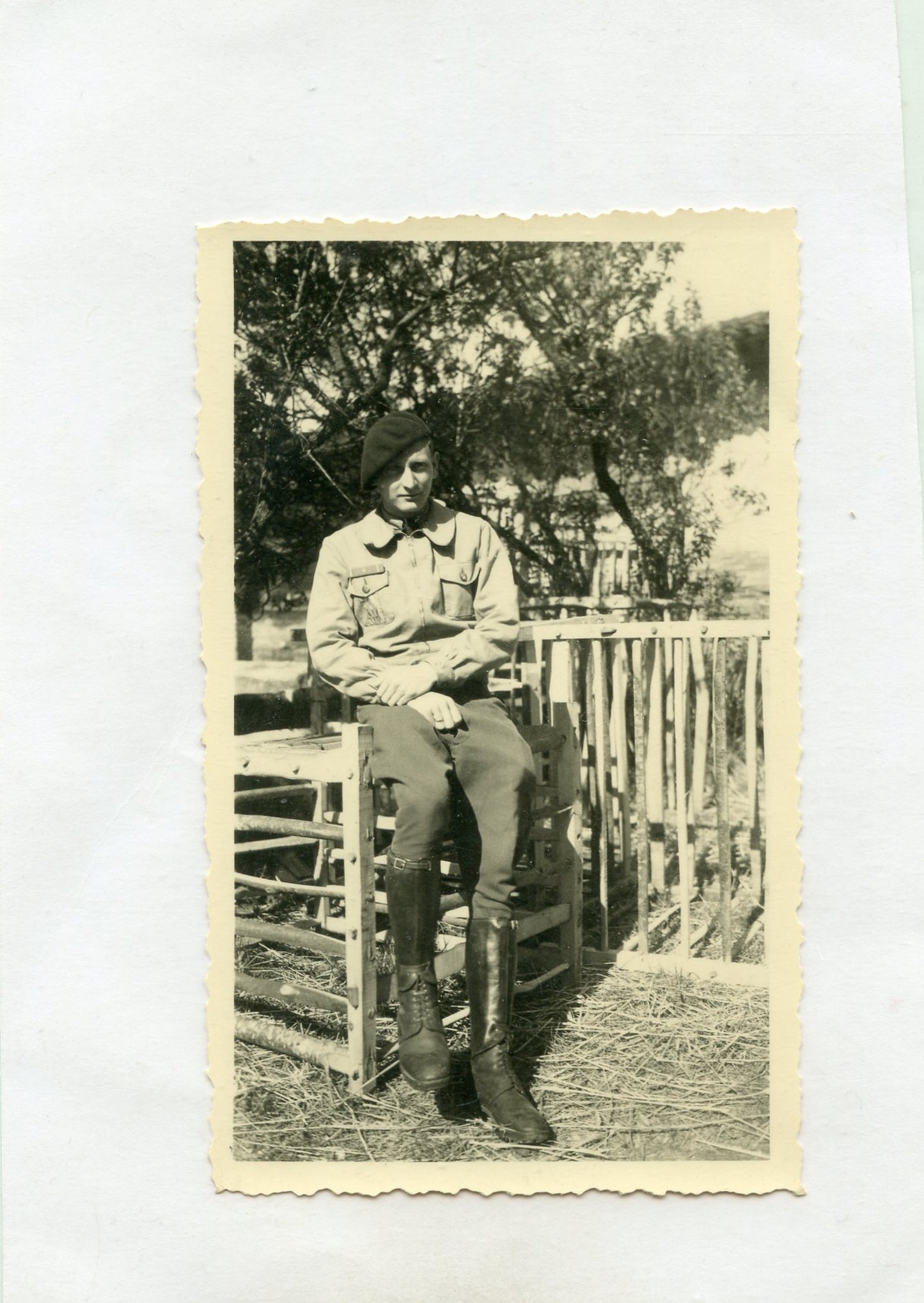 photo d'un cadre des chantiers de jeunesse Etat Français 1940-44 11x7 cm