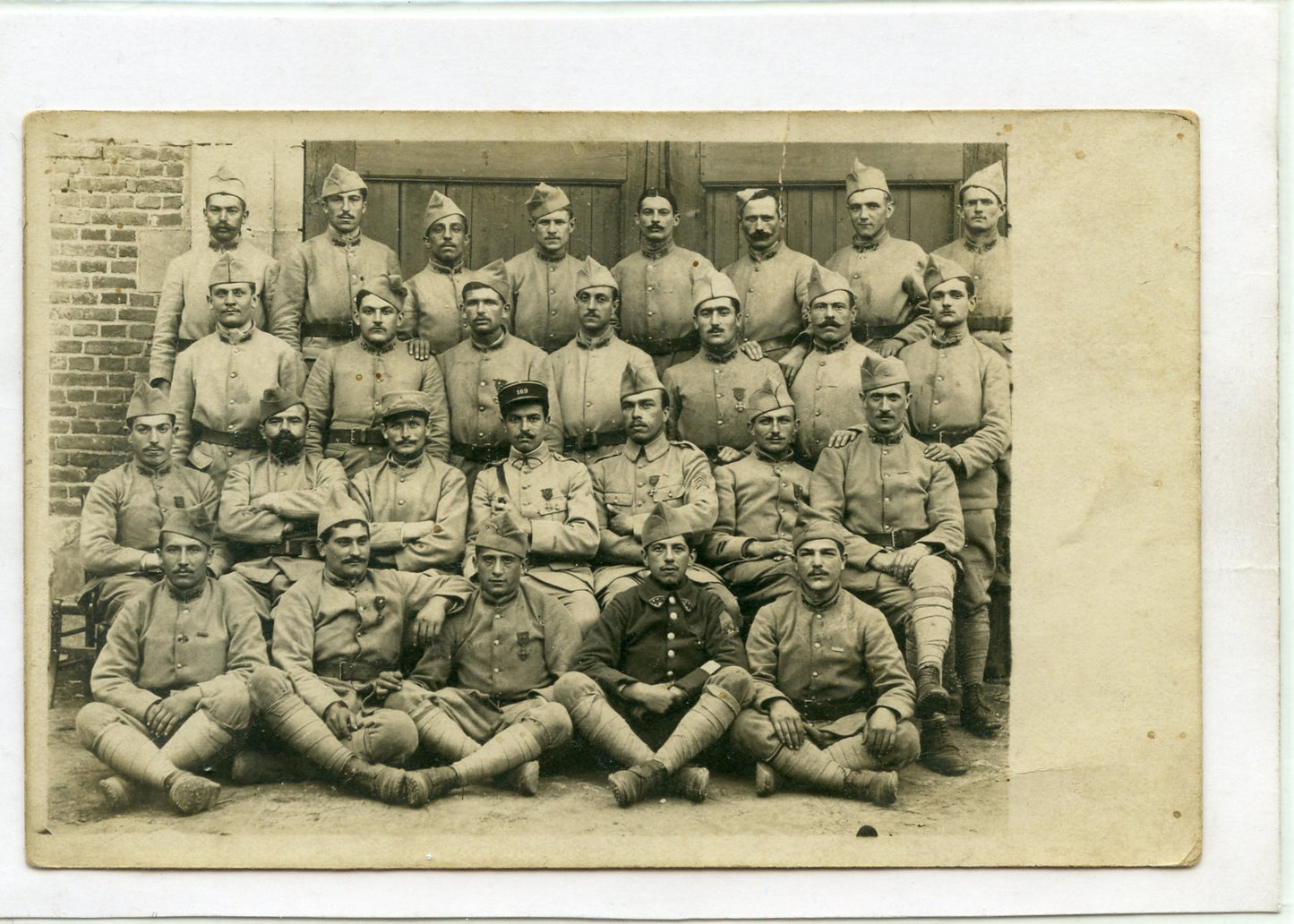 carte photo d'une section du 169°RI nombreux décorés 1914-1918