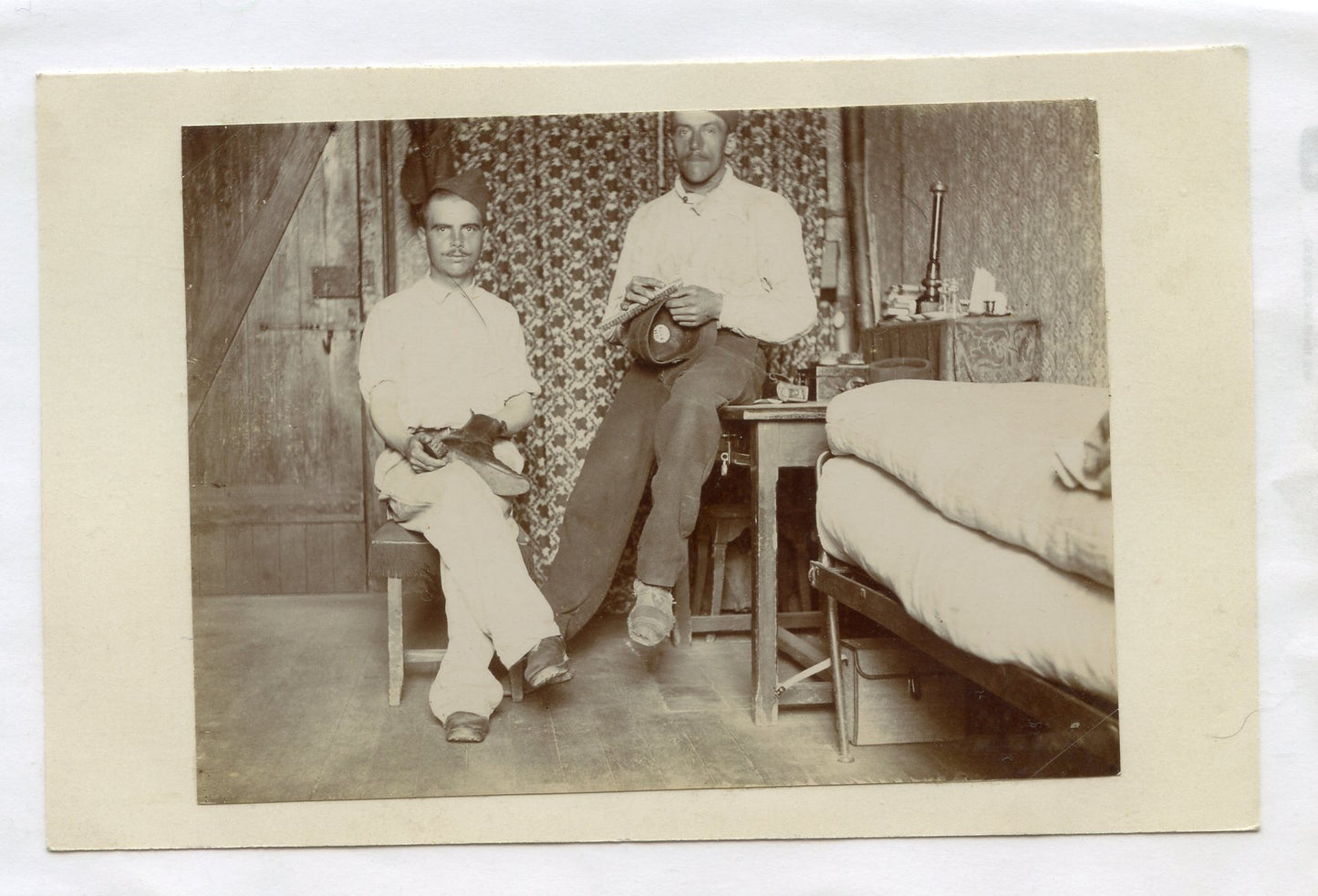 carte photo de deux soldats en chambrée certainement 37° d'infanterie avant 1914, détails intéressants