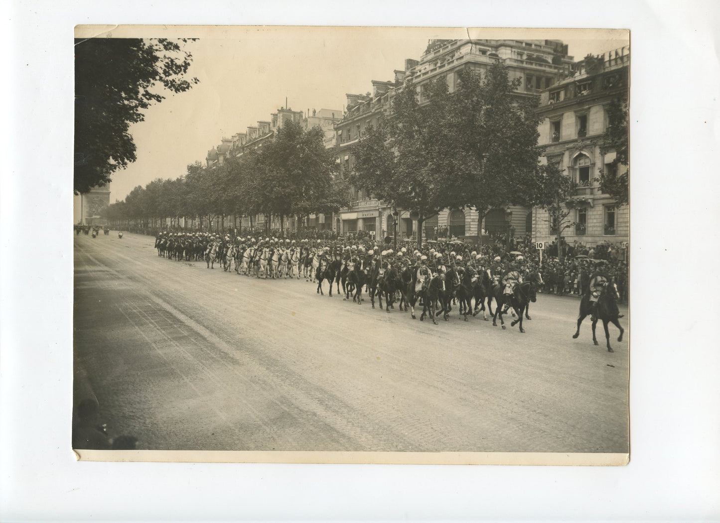 2 grandes photos défilé des 5° spahis marocains et 7° spahis algériens 1946