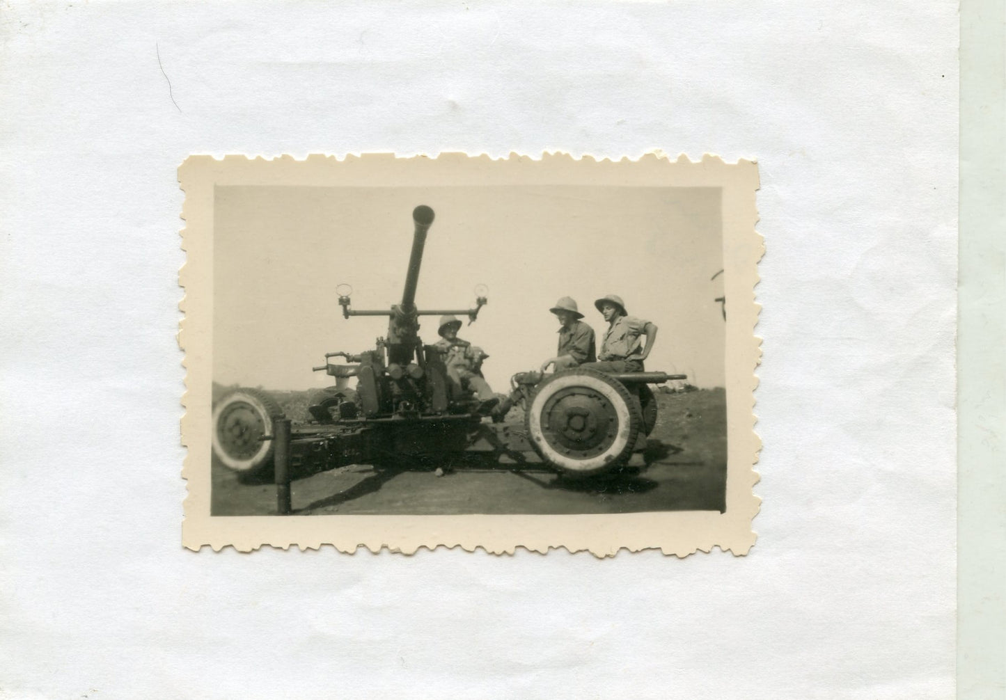 photo d'un canon Bofors de 40mm antiaérien au dos Dakar 1948 1
