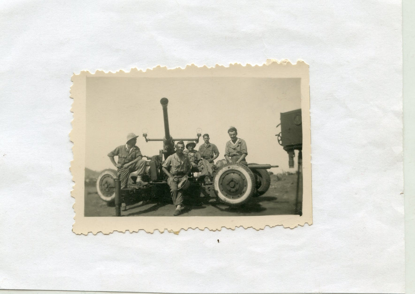 photo d'un canon Bofors de 40mm antiaérien au dos Dakar 1948 2
