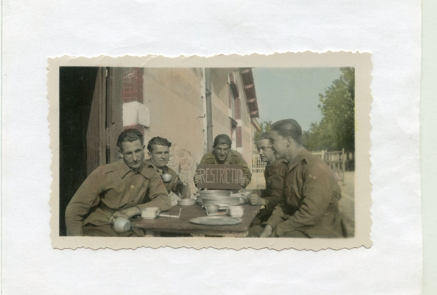 photo soldats français colorisée en train de manger années 30-40 11.5 x 7 cm