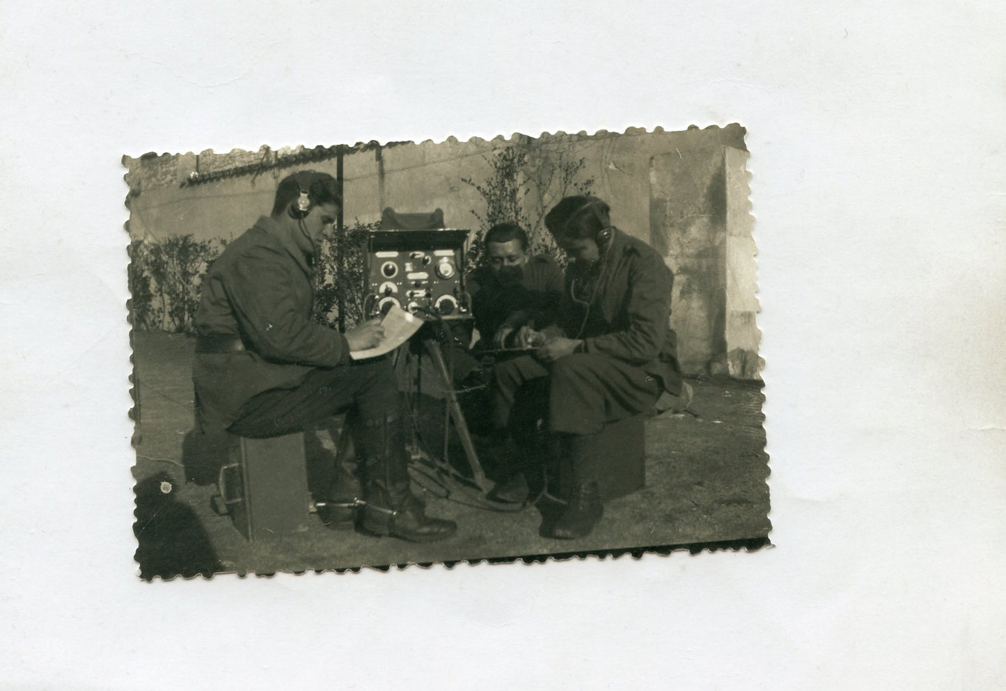 photo de soldats français utilisant un poste radio ER17 1930-40 9.5 x 6.5 cm