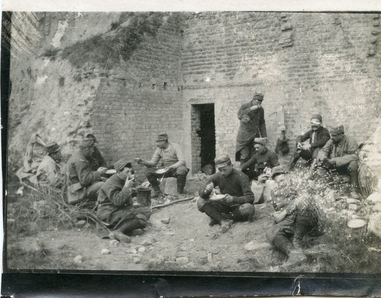 1914-1918 : petite photo de poilus à la soupe 8,5 x 6 cm