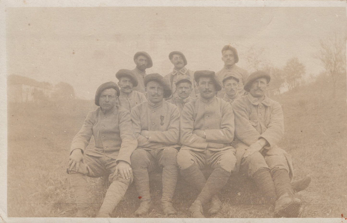 carte photo poilus du 133°RI avec tarte 1915