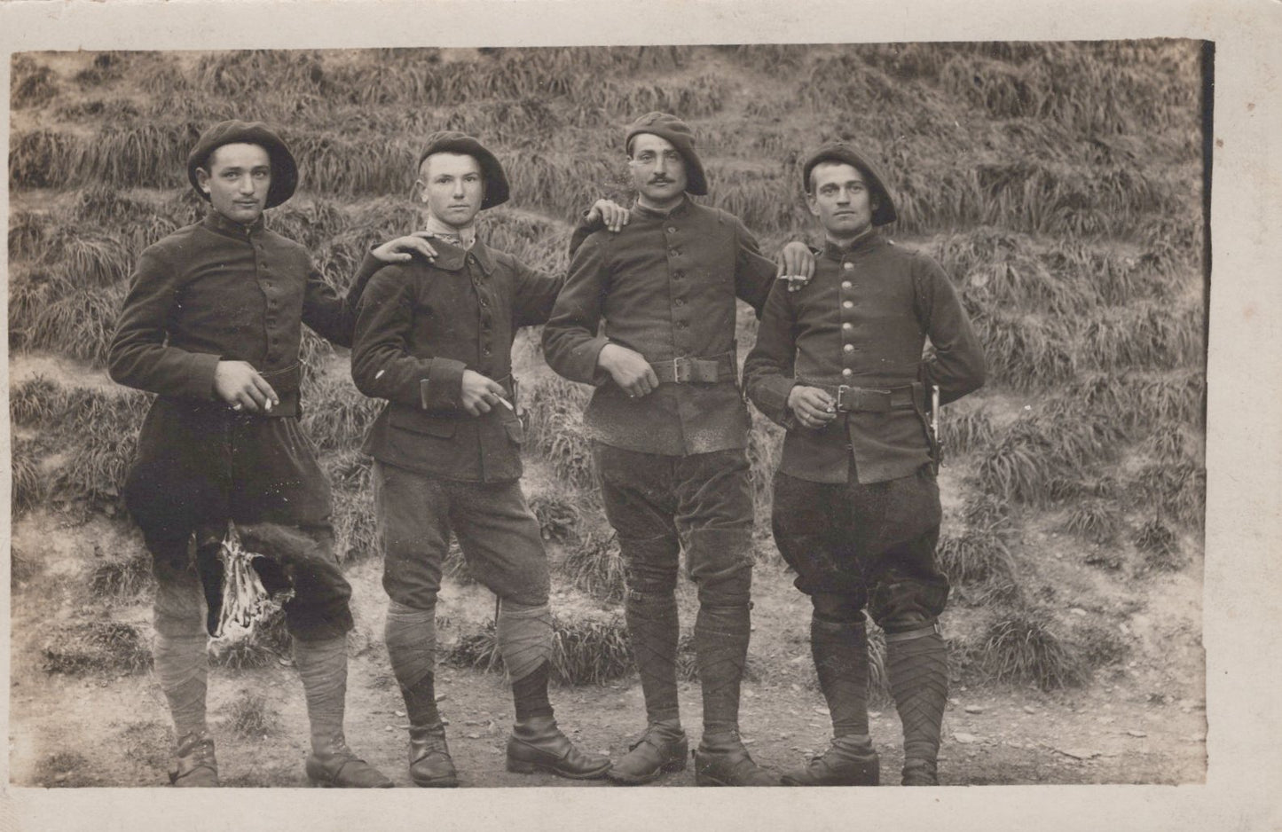carte photo poilus du 30°RI Annecy avec tarte et grenade 1914-1918