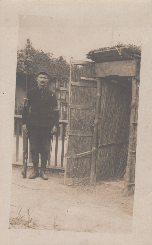 carte photo territorial 17 au col de garde devant sa guerite avec son fusil gras 1914-1918