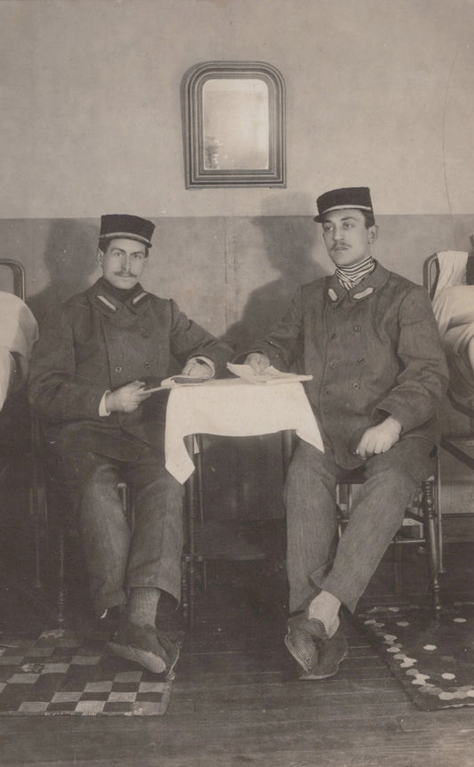 carte photo deux sous officiers dans un hôpital militaire avec tenues spécifiques