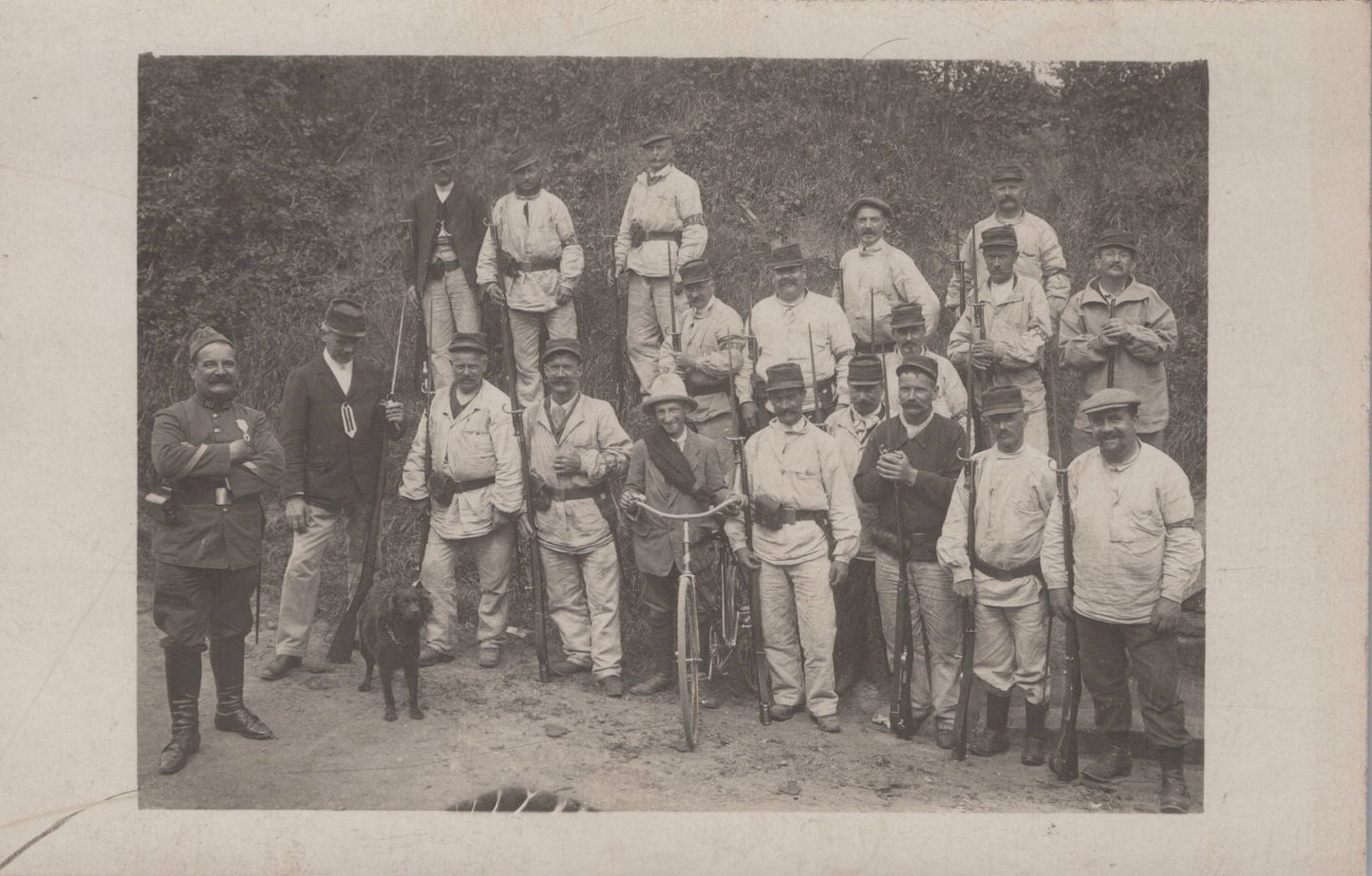 carte photo poilus du 117° territorial (Nimes) équipés de bric et de broc 1914